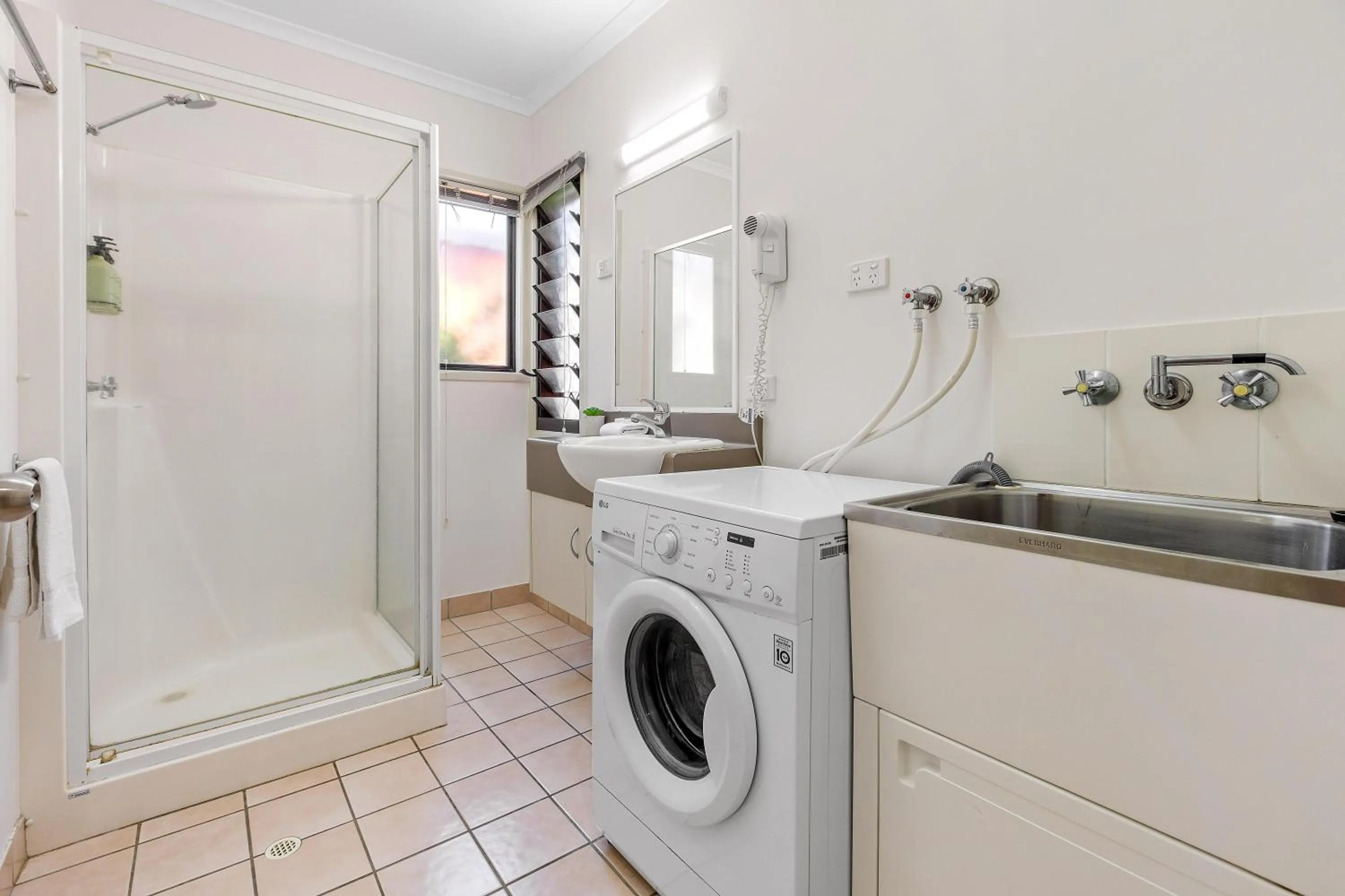 washing machine in Tasman Holiday Parks - Airlie Beach