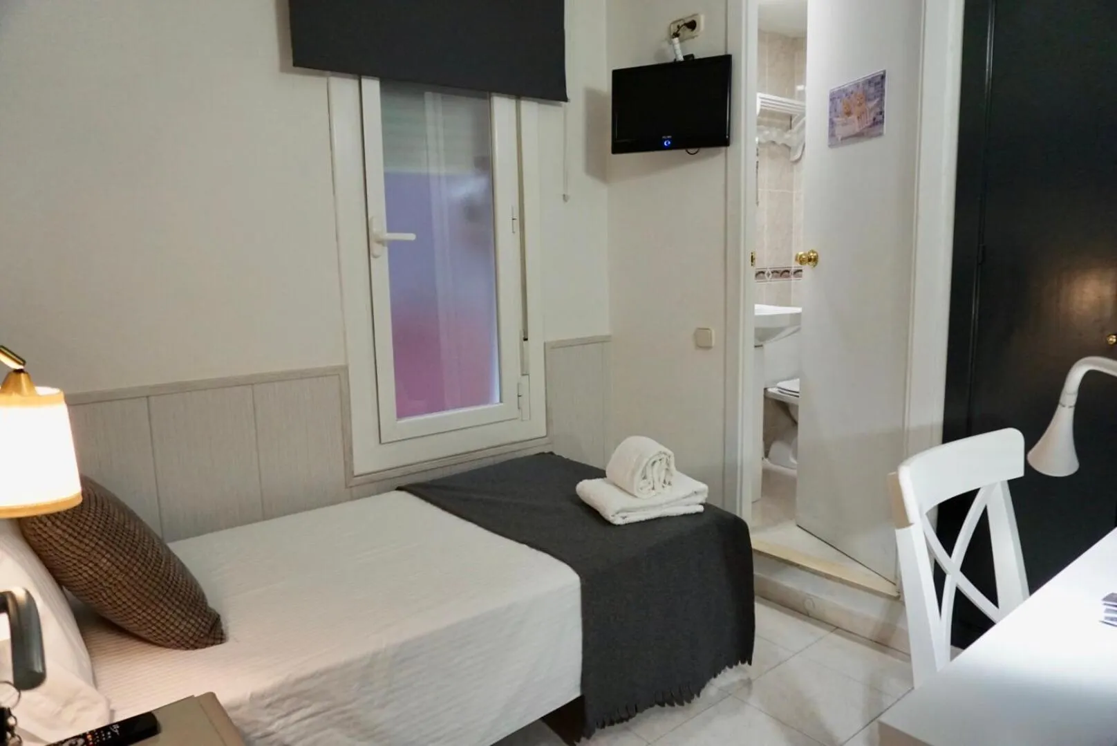 Photo of the whole room, Bed in Hostal Lleida