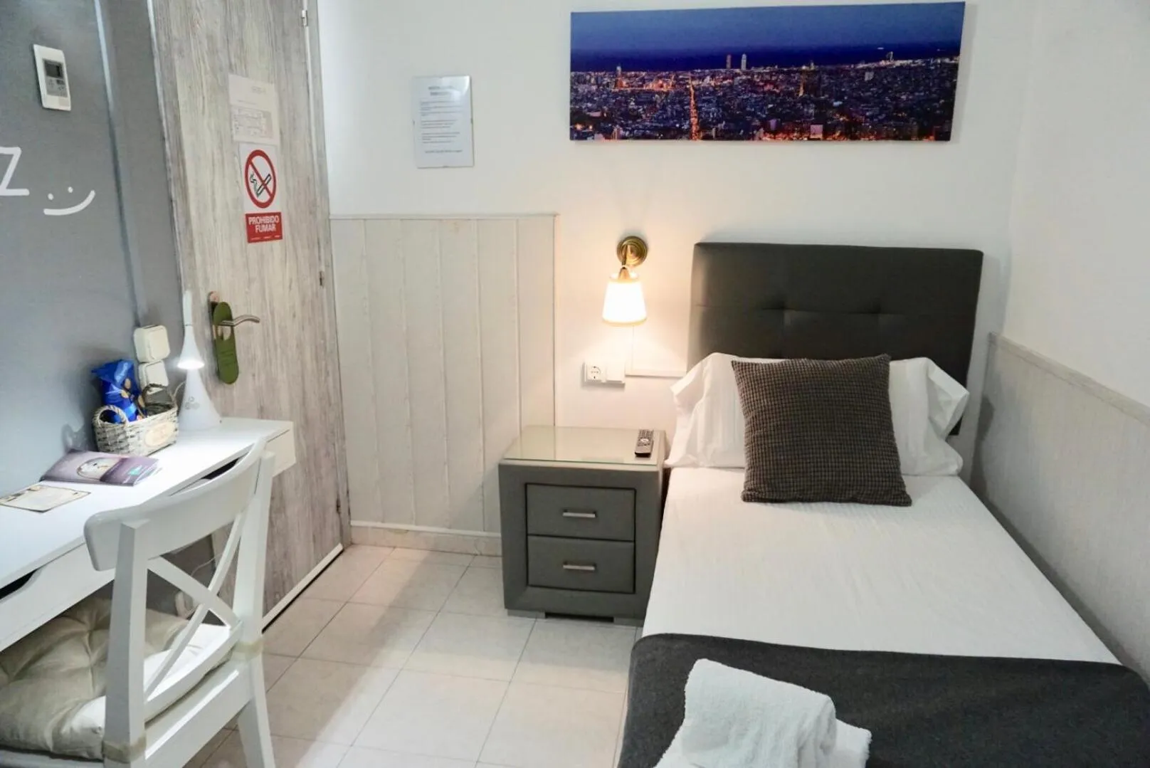 Photo of the whole room, Bed in Hostal Lleida