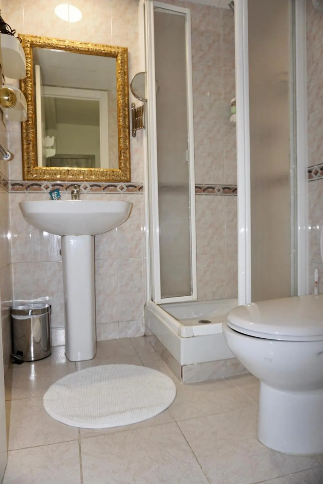 Bathroom in Hostal Lleida