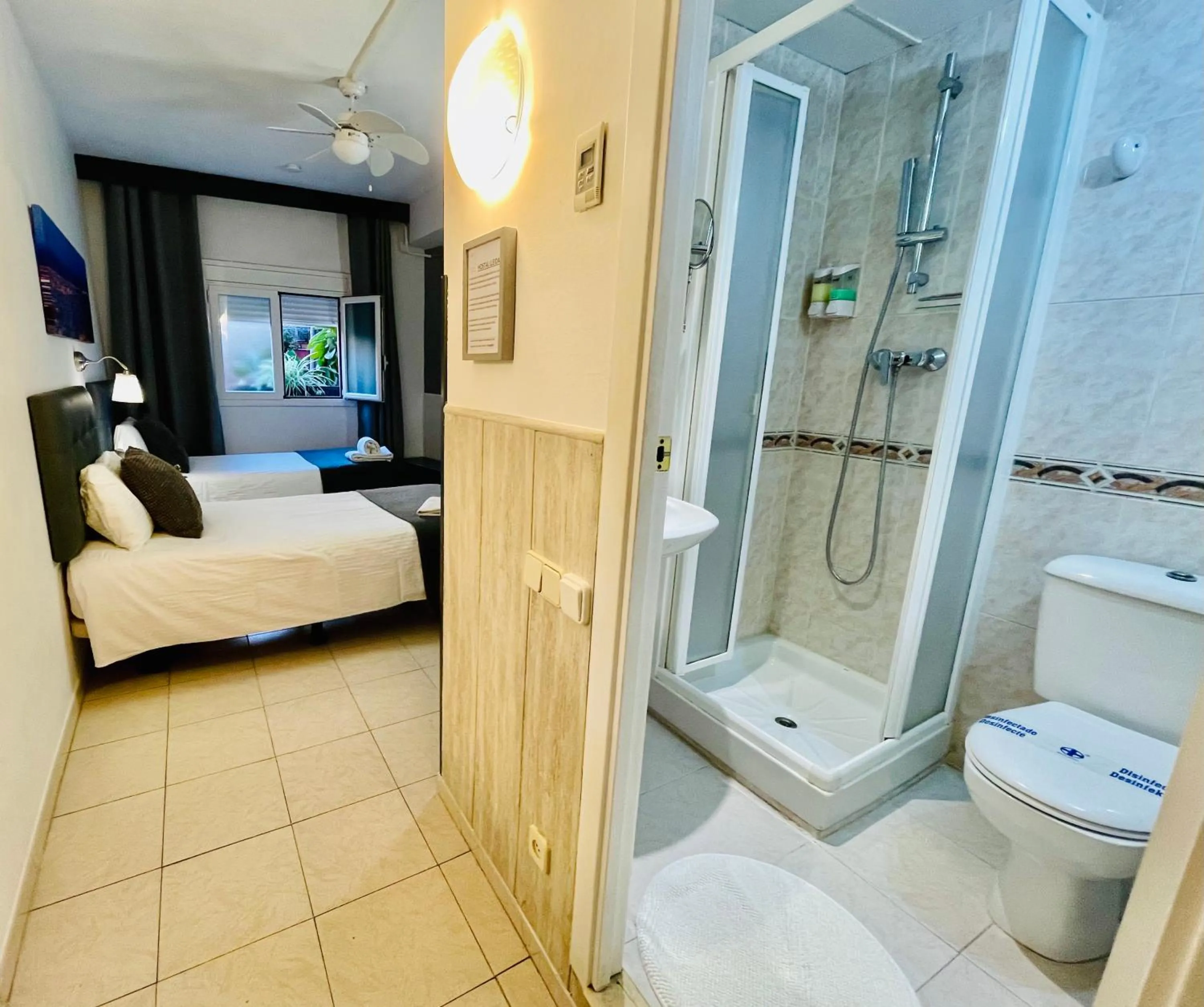 Bathroom, Bed in Hostal Lleida