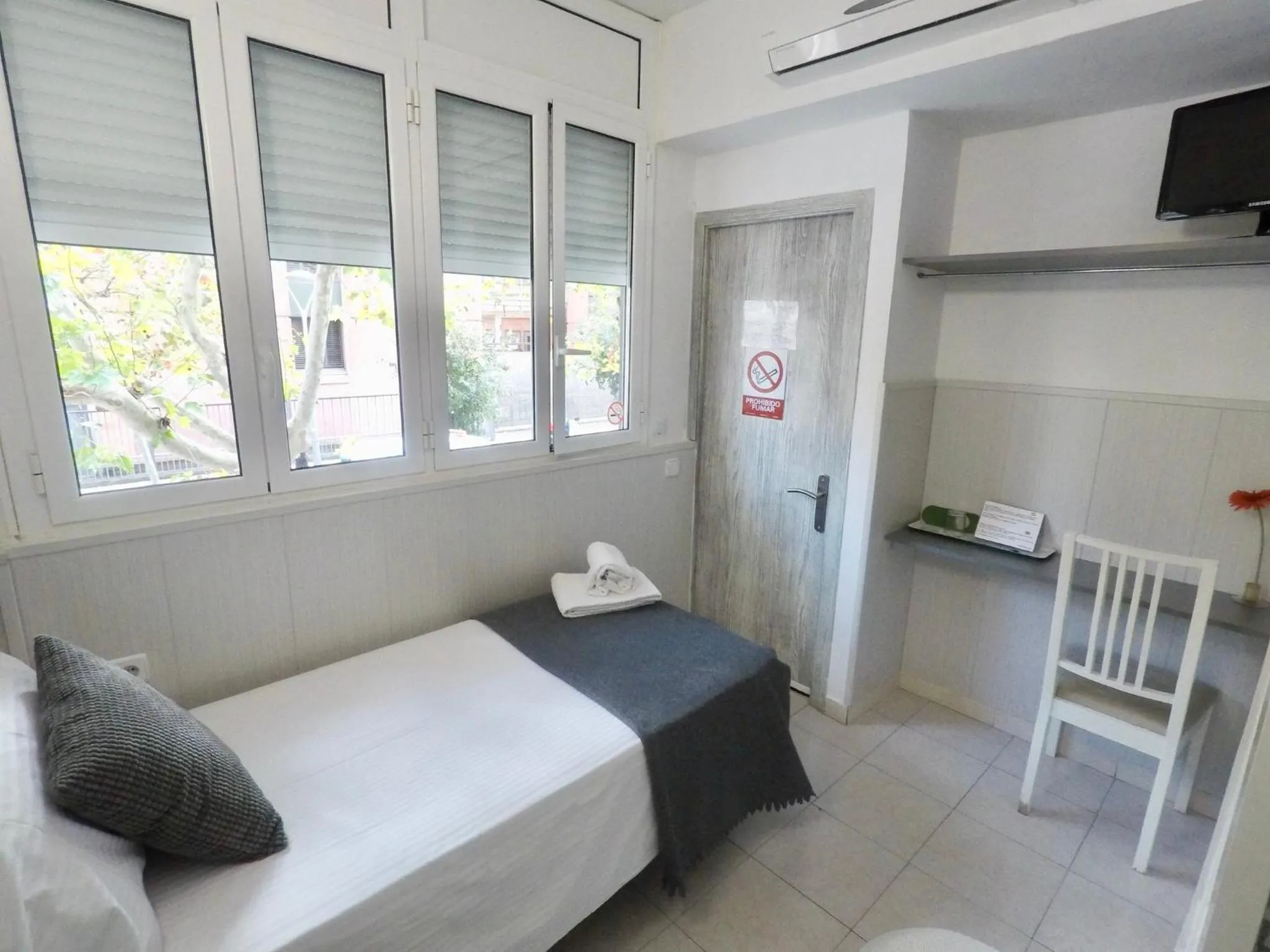 Photo of the whole room, Bed in Hostal Lleida