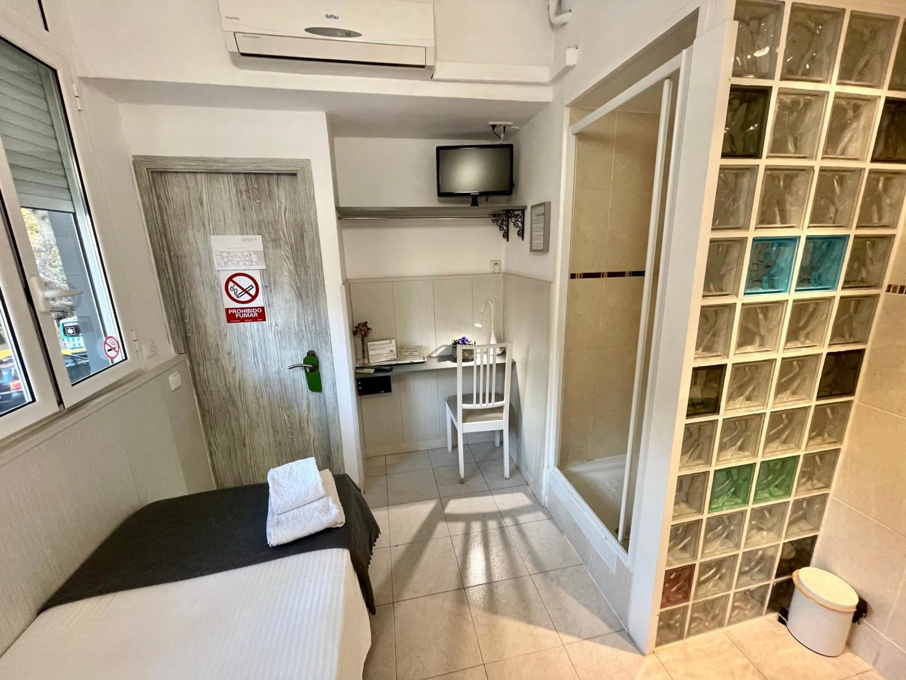 Bed in Hostal Lleida