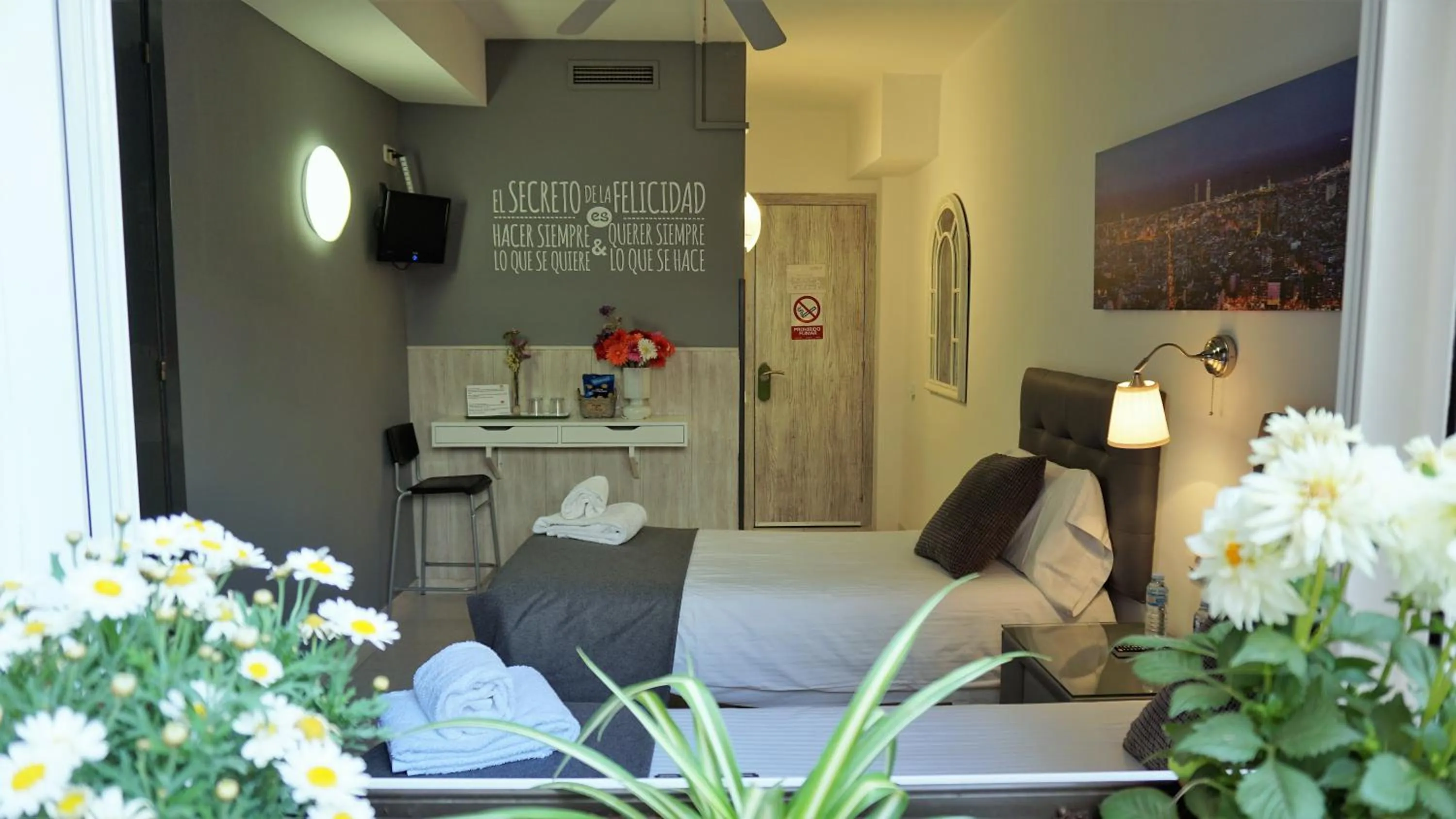 Photo of the whole room in Hostal Lleida