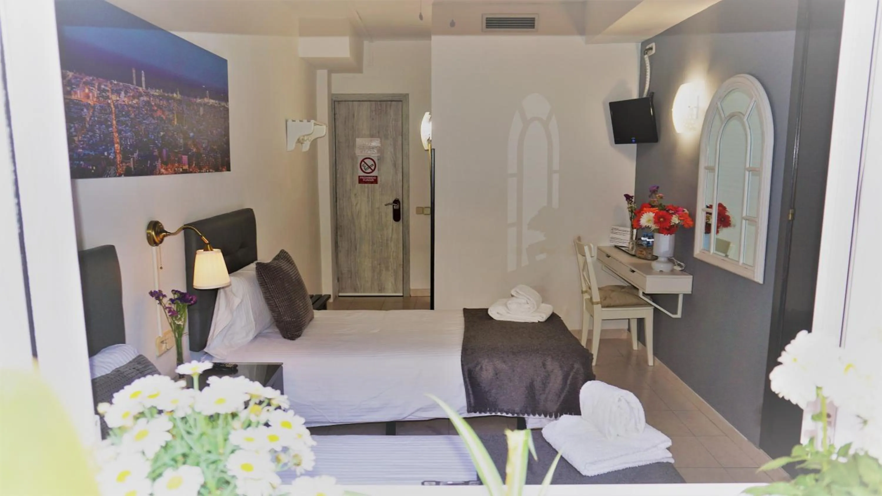 Photo of the whole room in Hostal Lleida