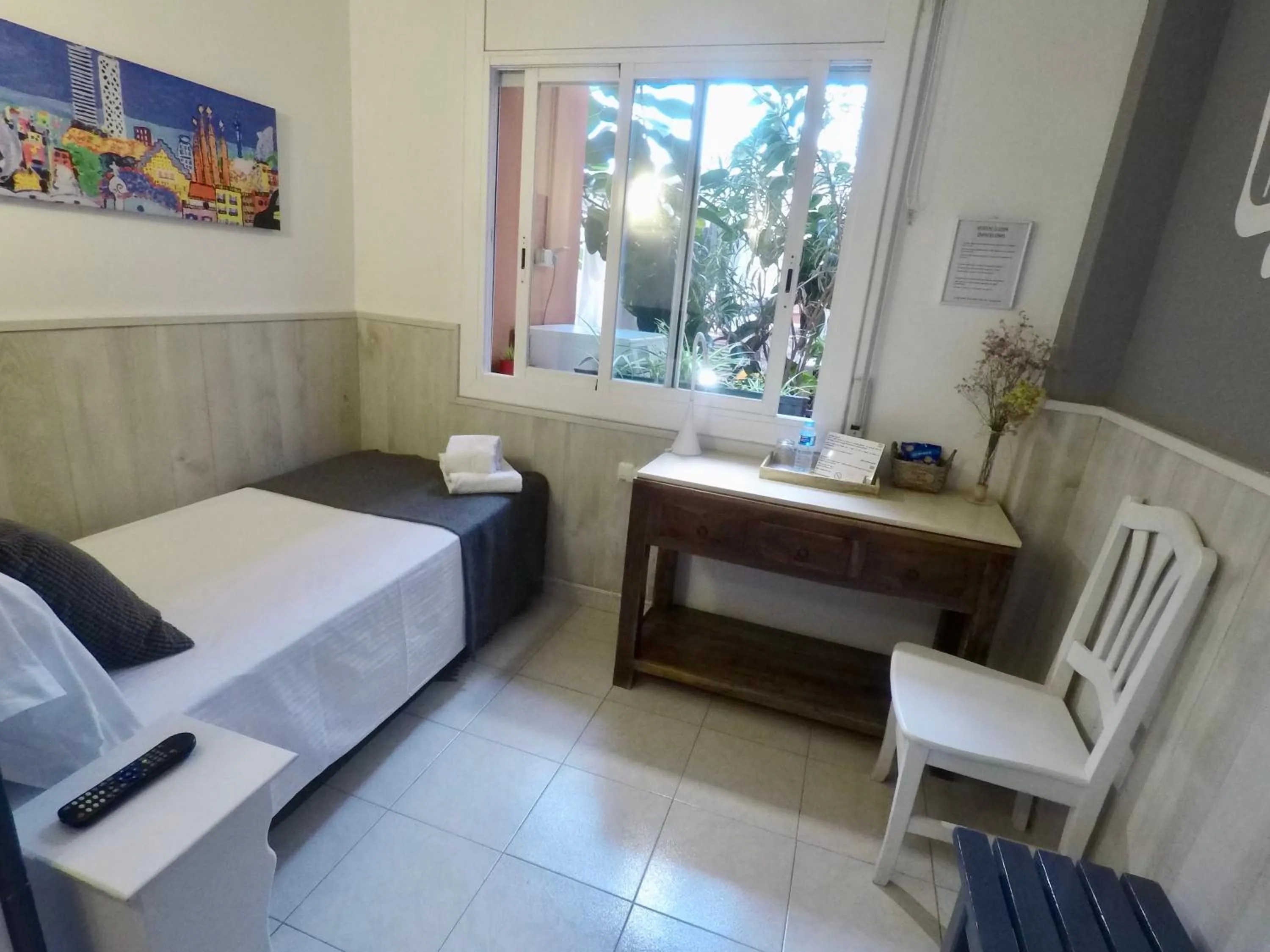 Photo of the whole room, Bed in Hostal Lleida