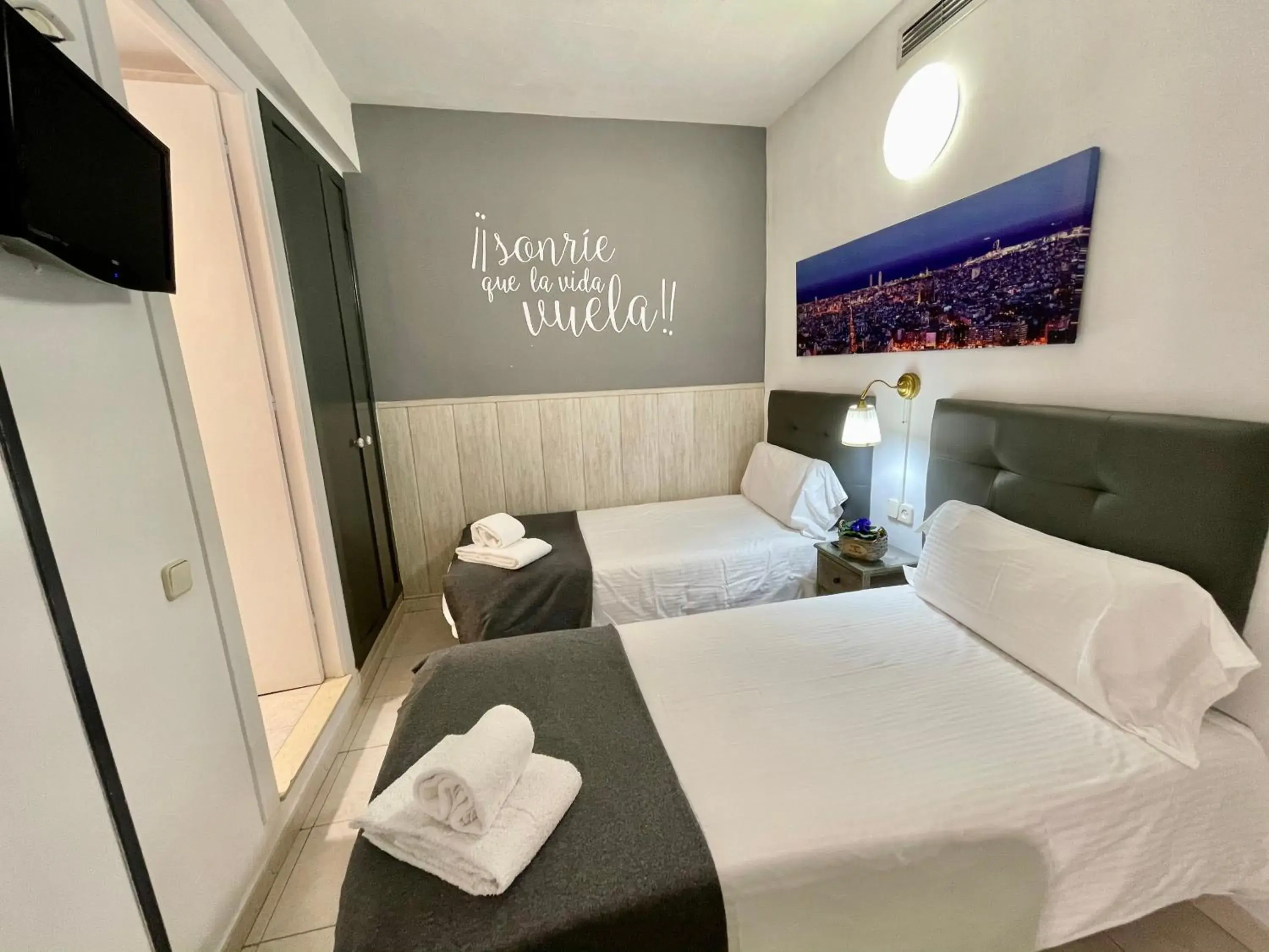 Twin Room in Hostal Lleida Twin Room in Hostal Lleida