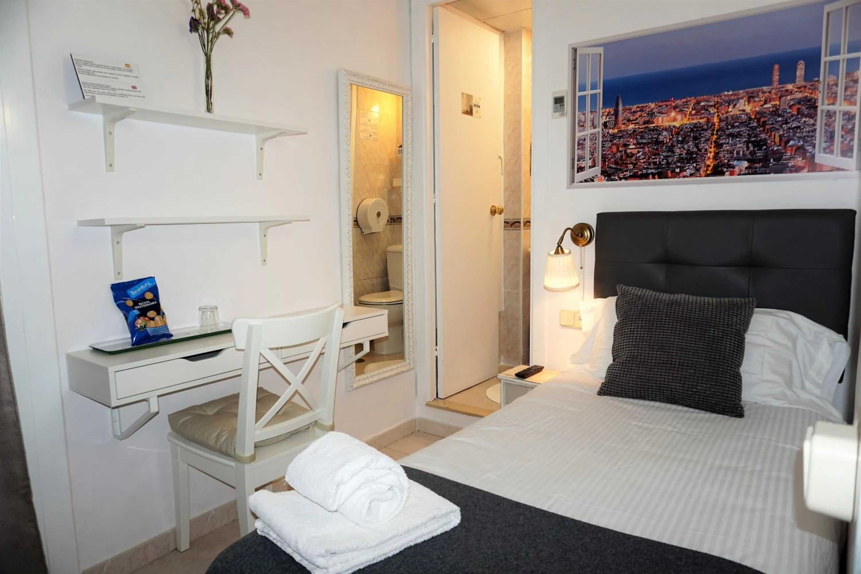 Photo of the whole room, Bed in Hostal Lleida