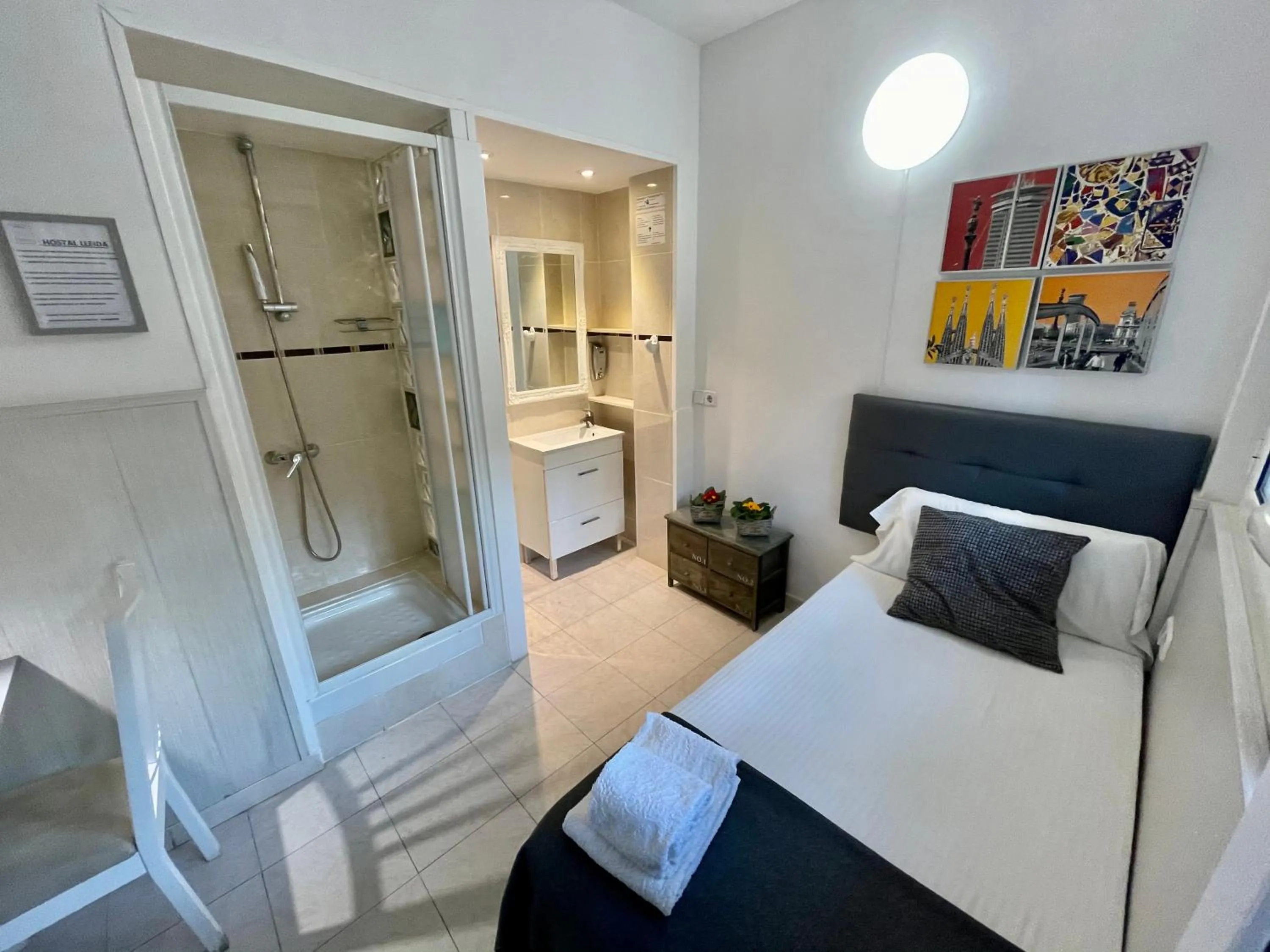 Bed in Hostal Lleida