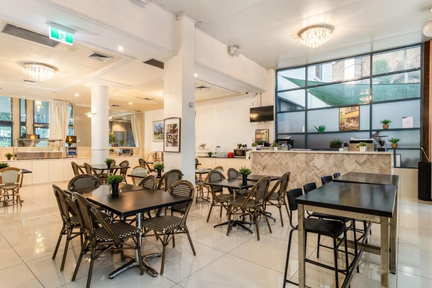 Restaurant/places to eat in Hotel Diana Woolloongabba