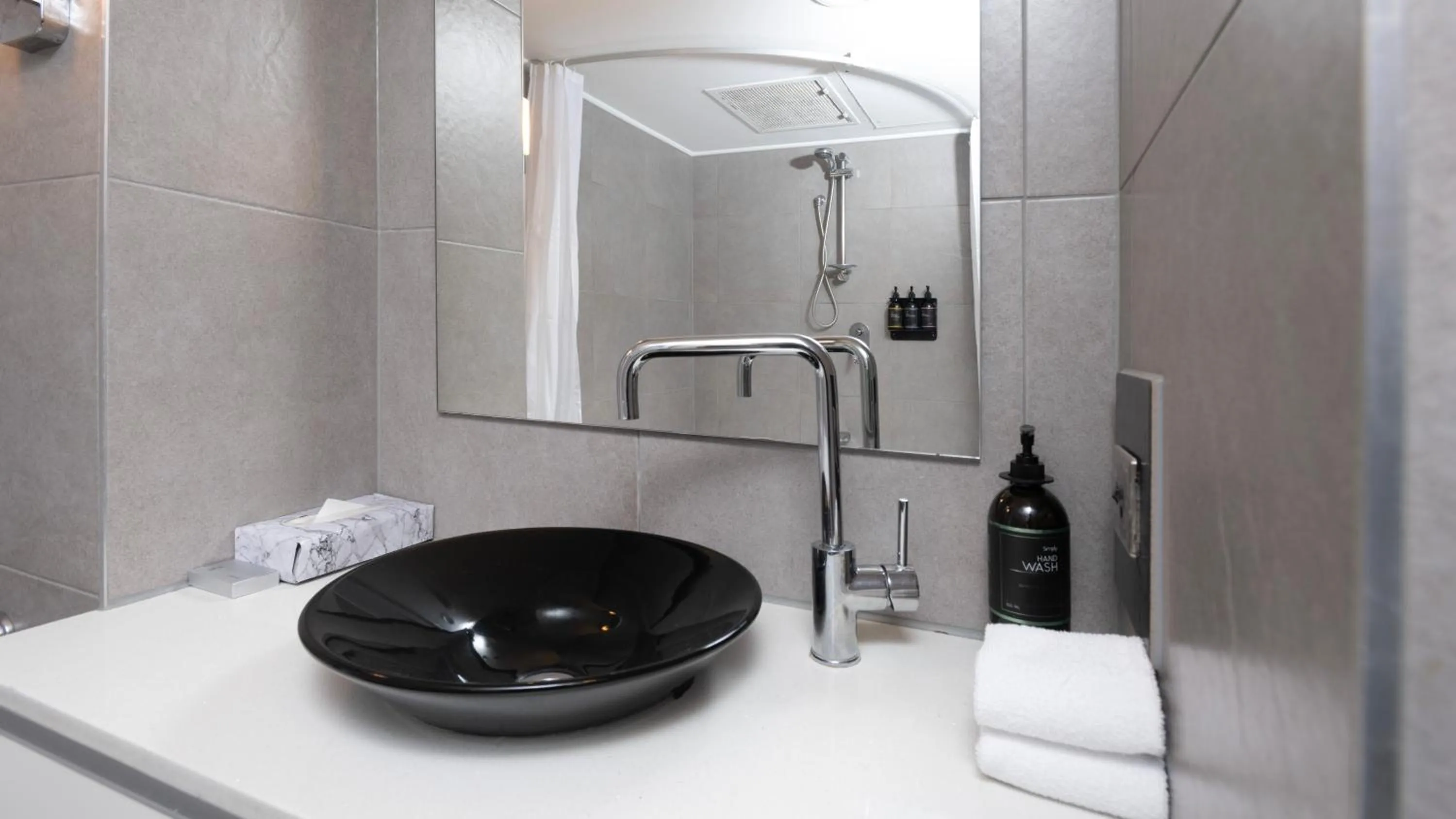 Bathroom in Hotel Diana Woolloongabba