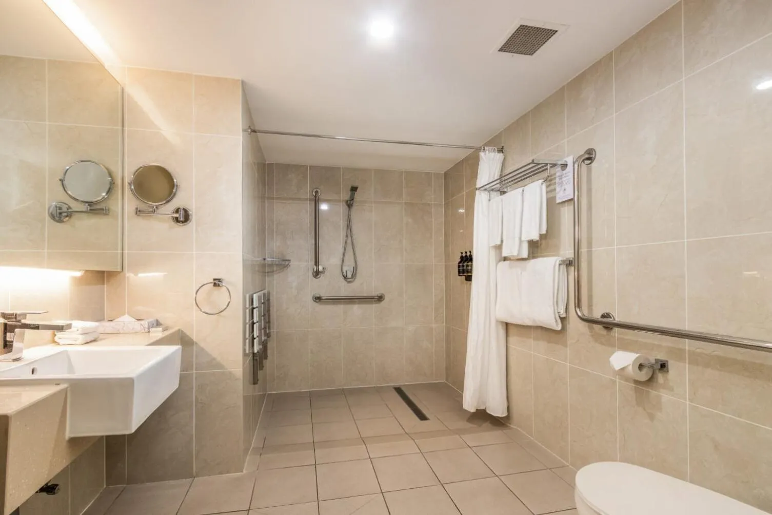 Shower in Hotel Diana Woolloongabba