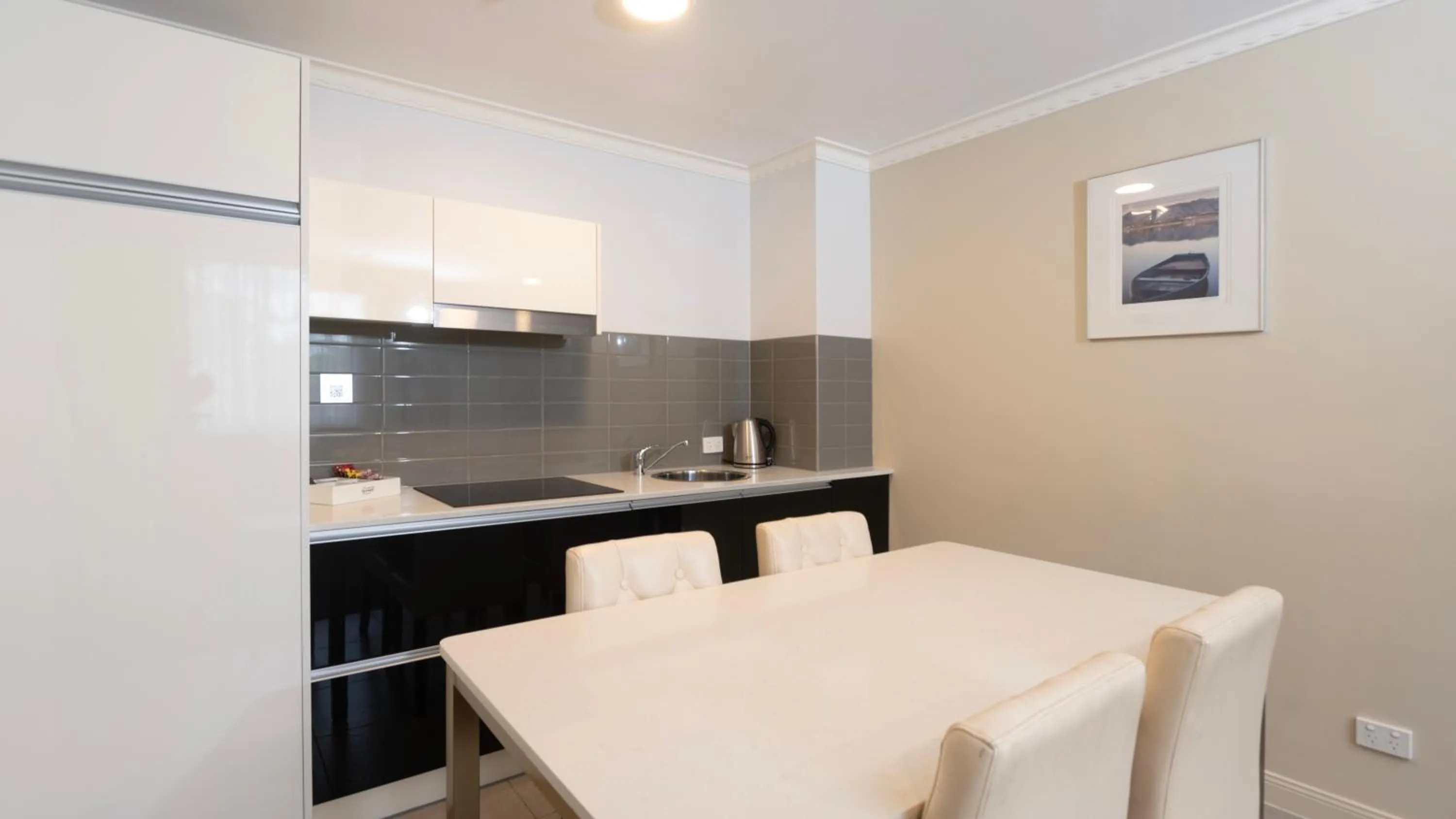 Kitchen or kitchenette in Hotel Diana Woolloongabba