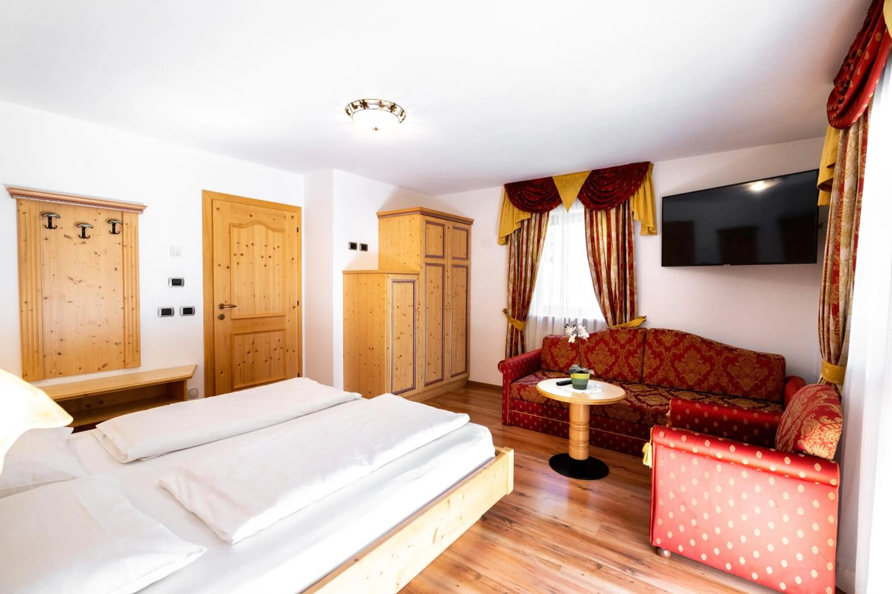 Photo of the whole room, Bed in Garni Hotel and Apartments Wildbach