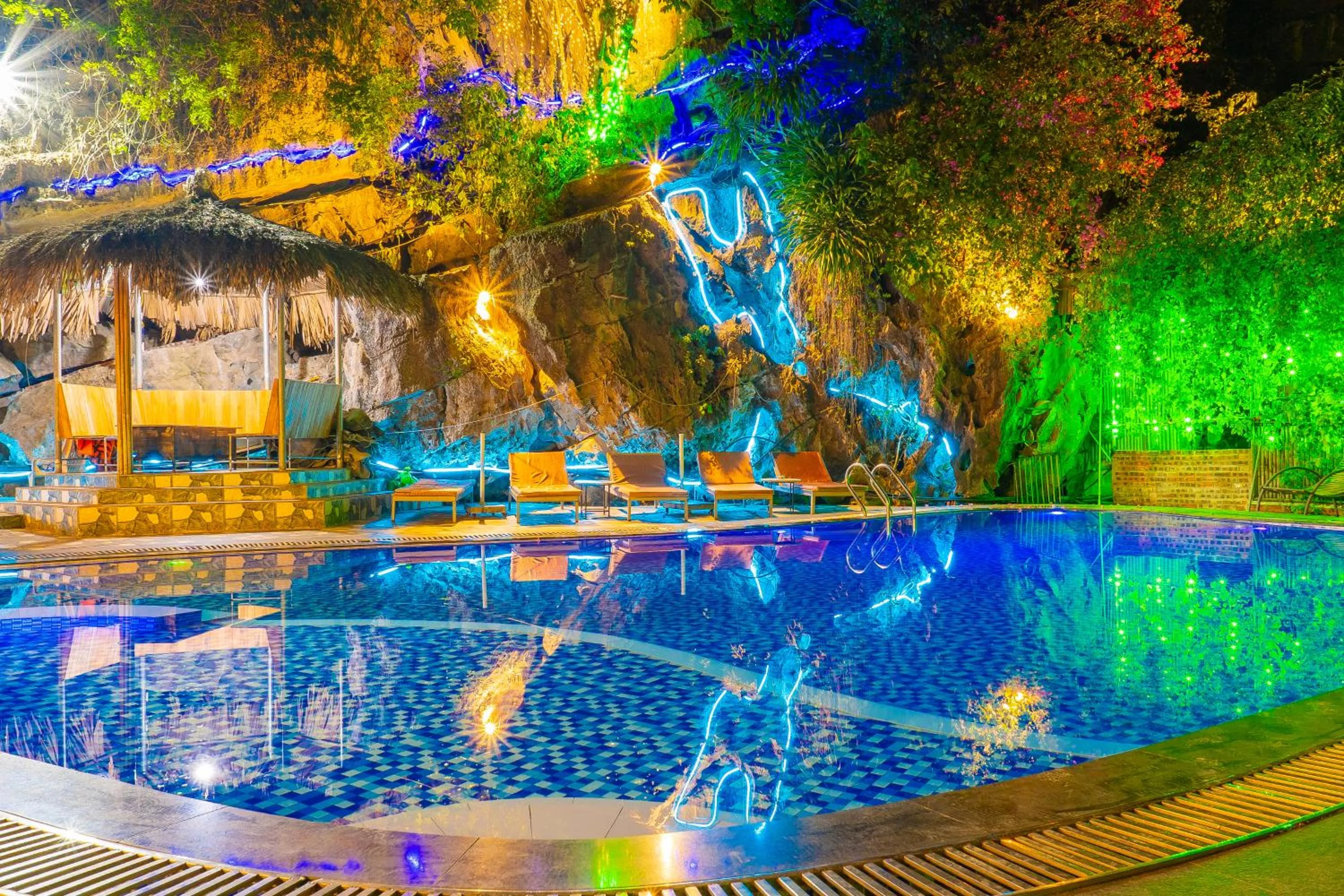 Swimming pool in Green Mountain Homestay