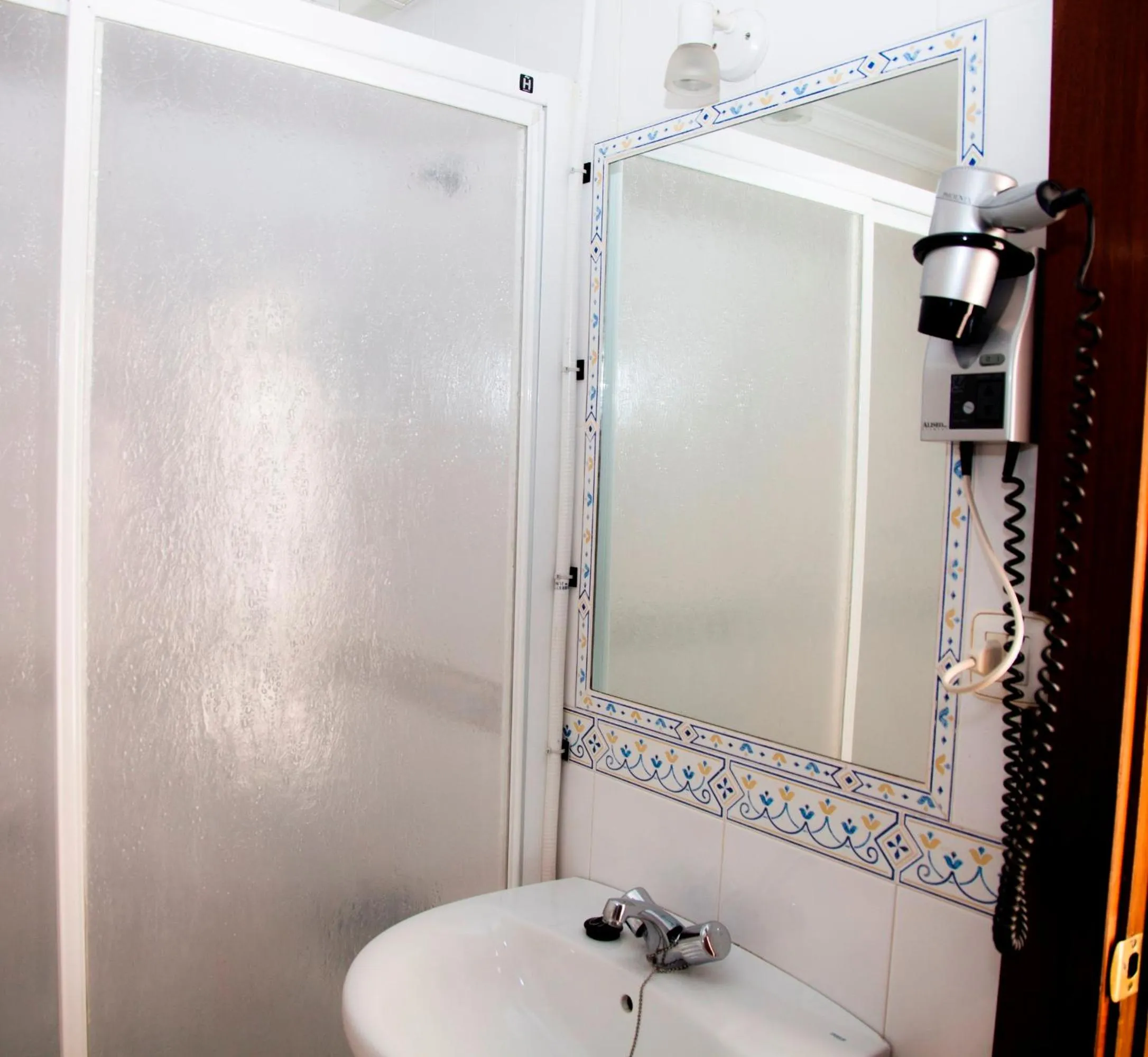 Bathroom in Hostal París