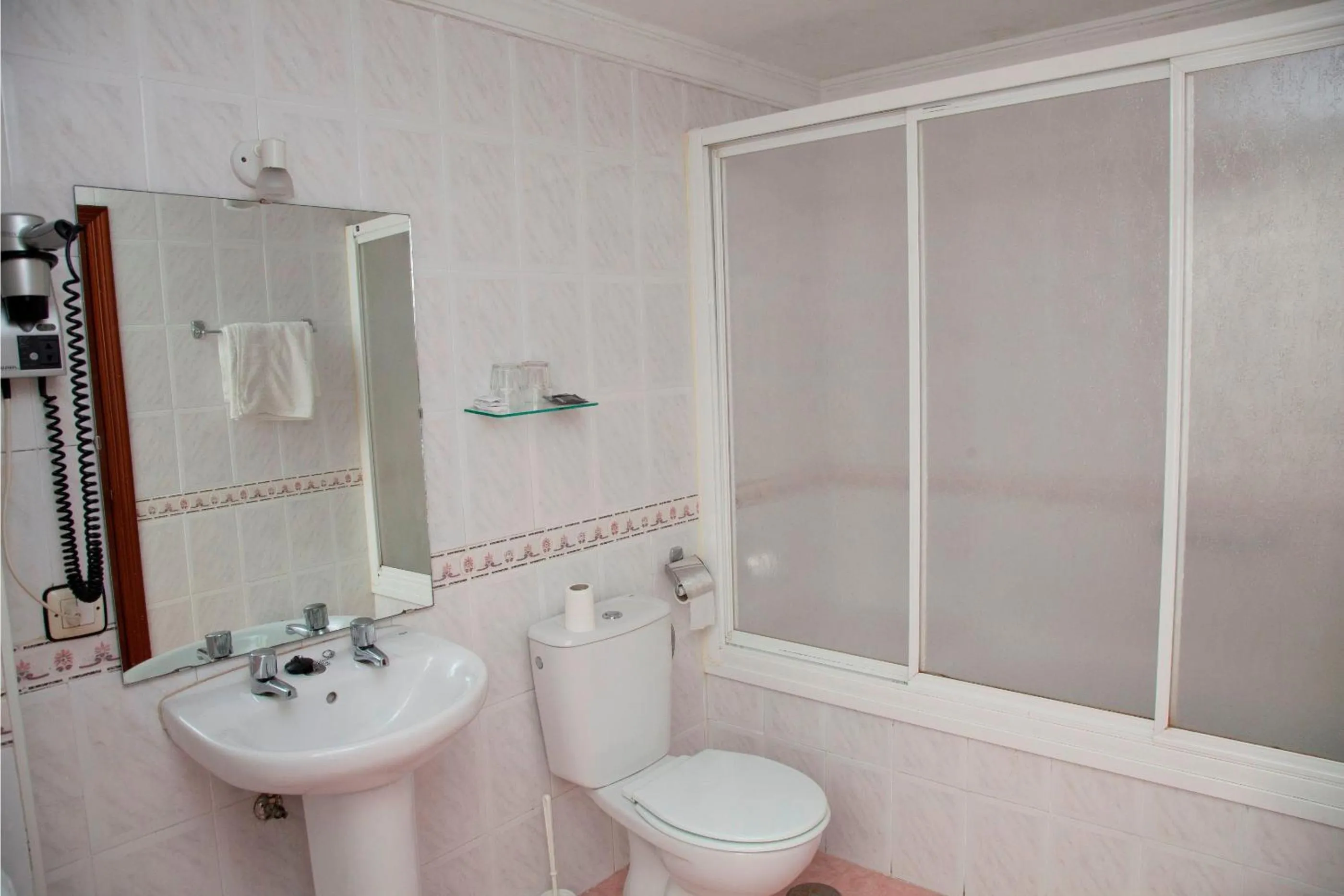 Bathroom in Hostal París