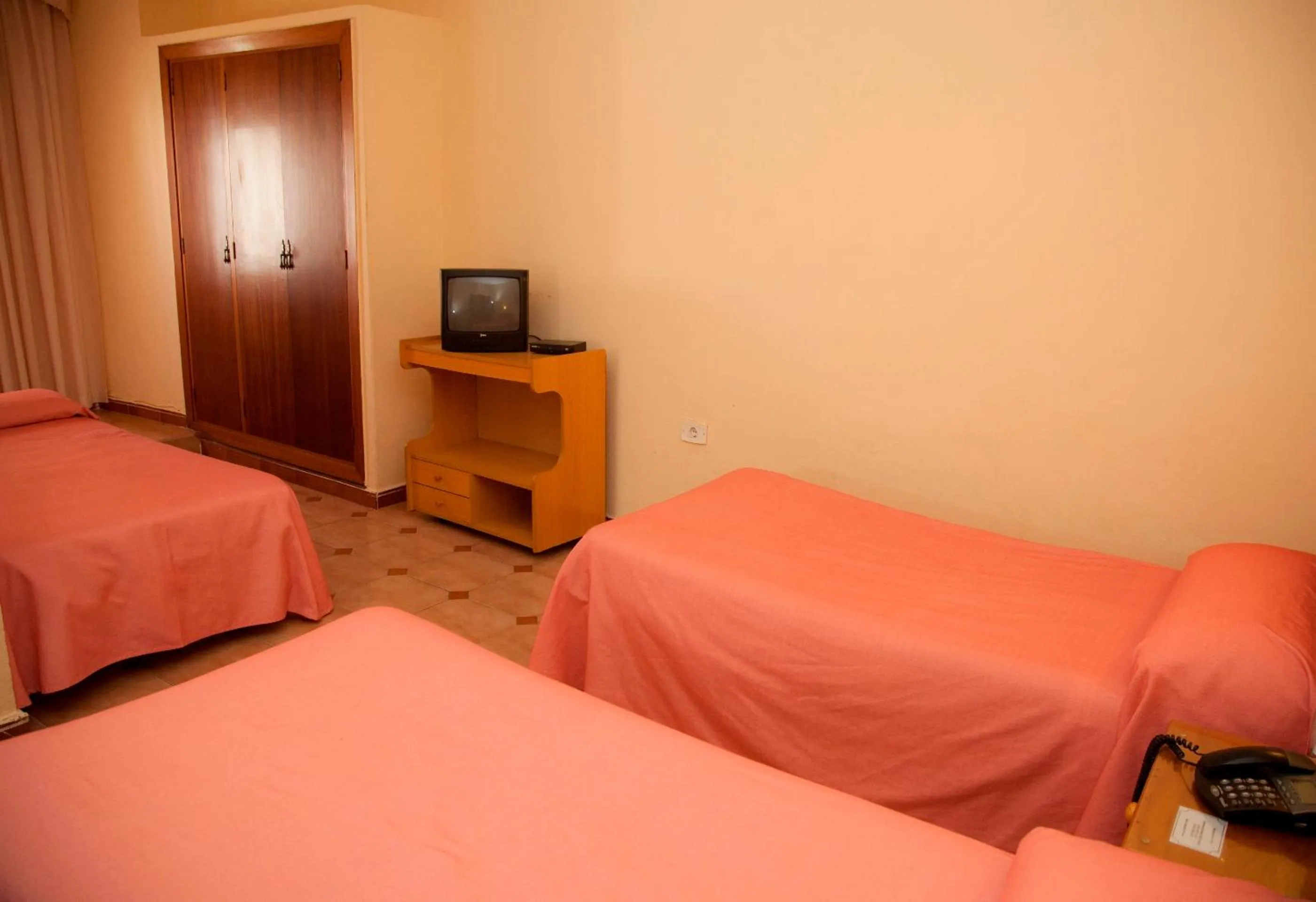 Bed in Hostal París