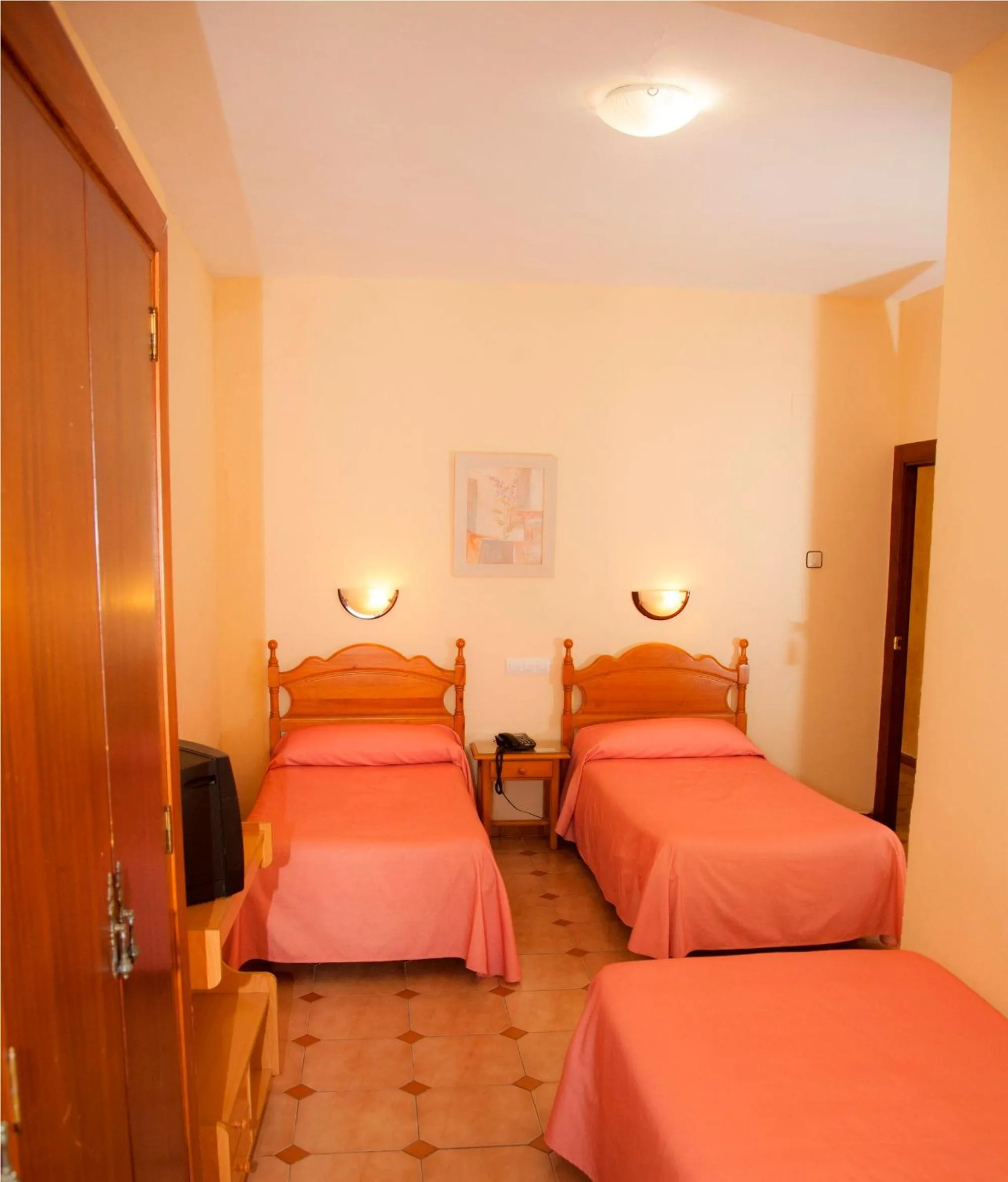 Photo of the whole room, Bed in Hostal París