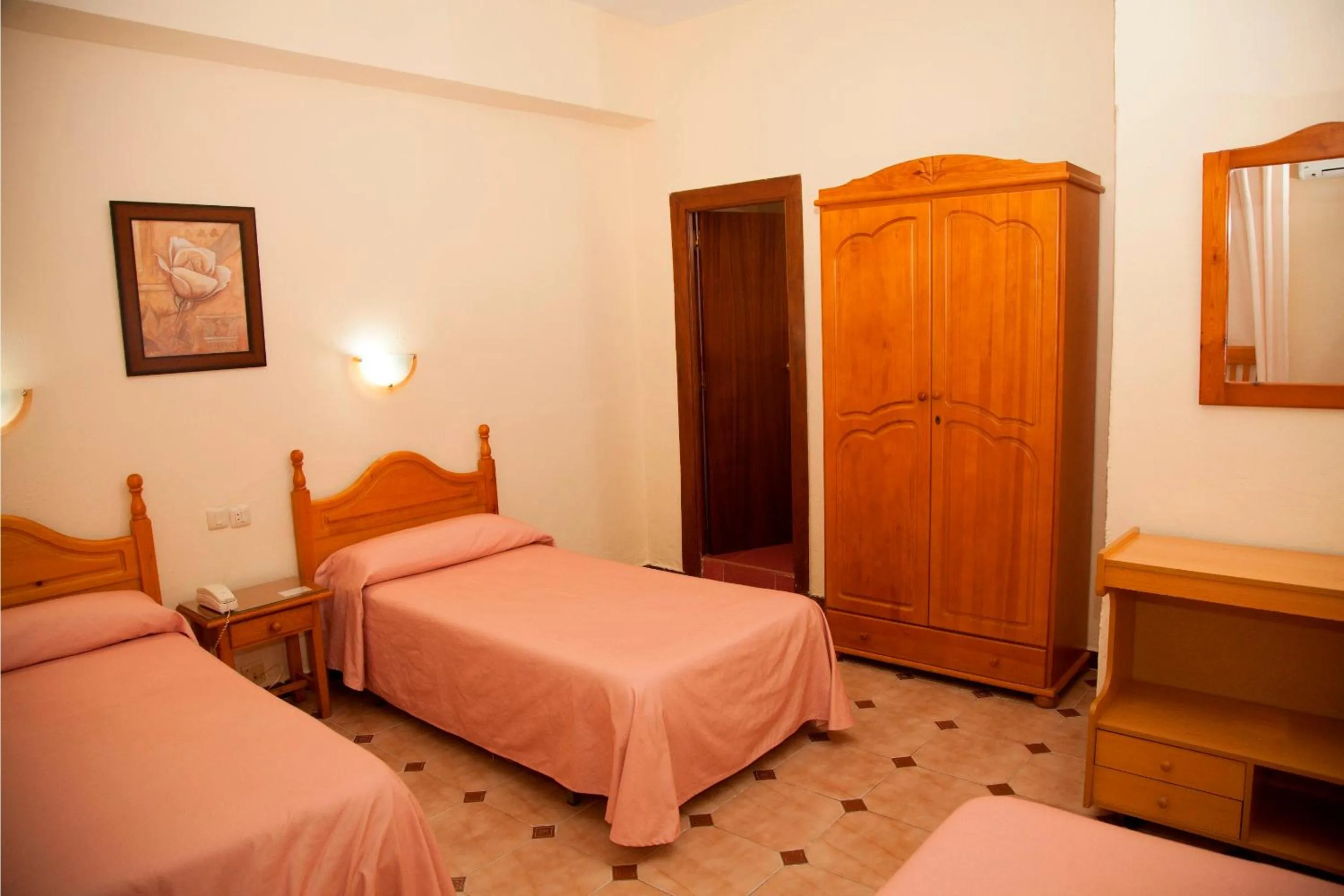 Photo of the whole room, Bed in Hostal París