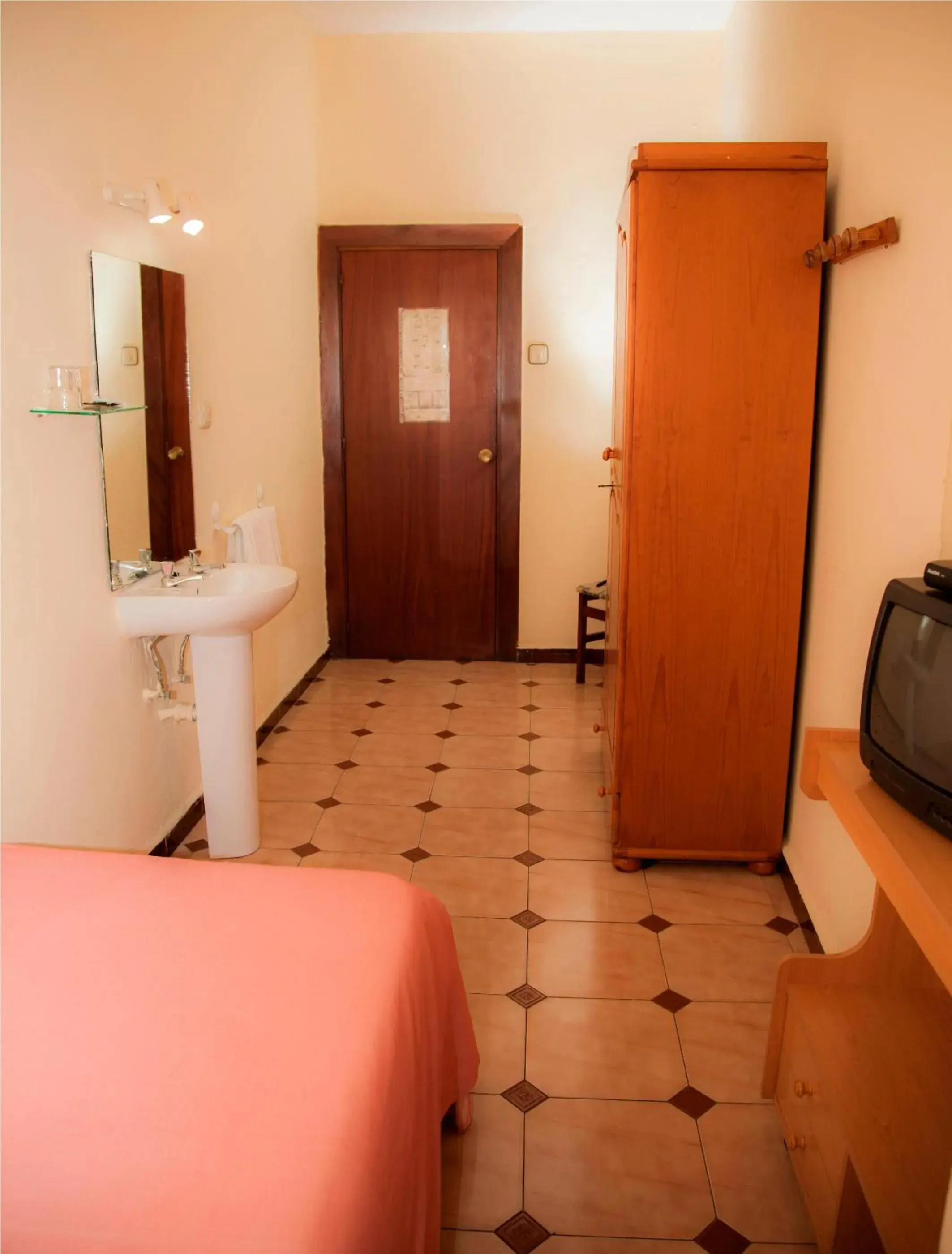 Single Room with Shared Bathroom in Hostal París Single Room with Shared Bathroom in Hostal París