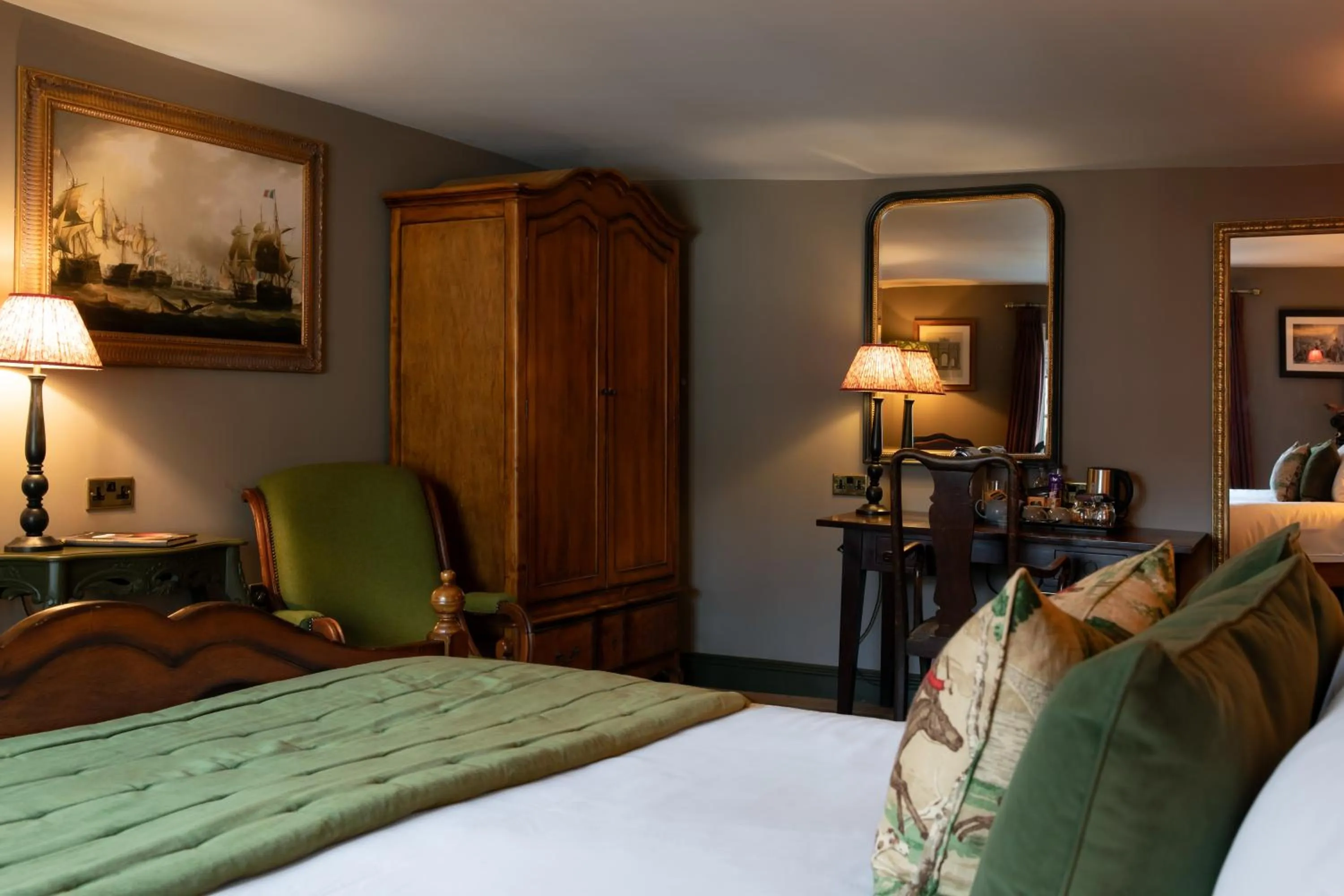 Bedroom, Bed in The Crown Inn