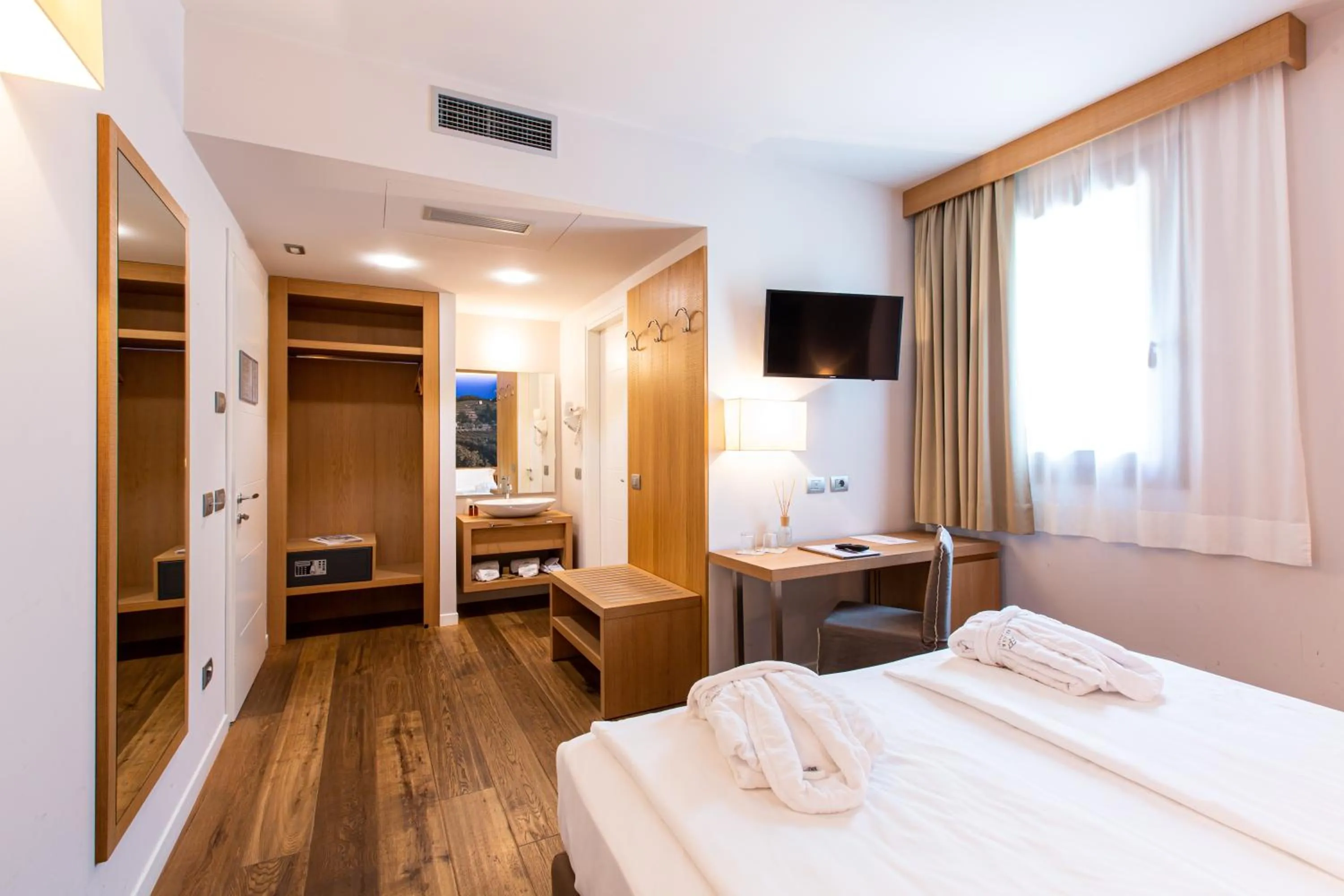 Photo of the whole room, Bed in Wine Hotel Retici Balzi