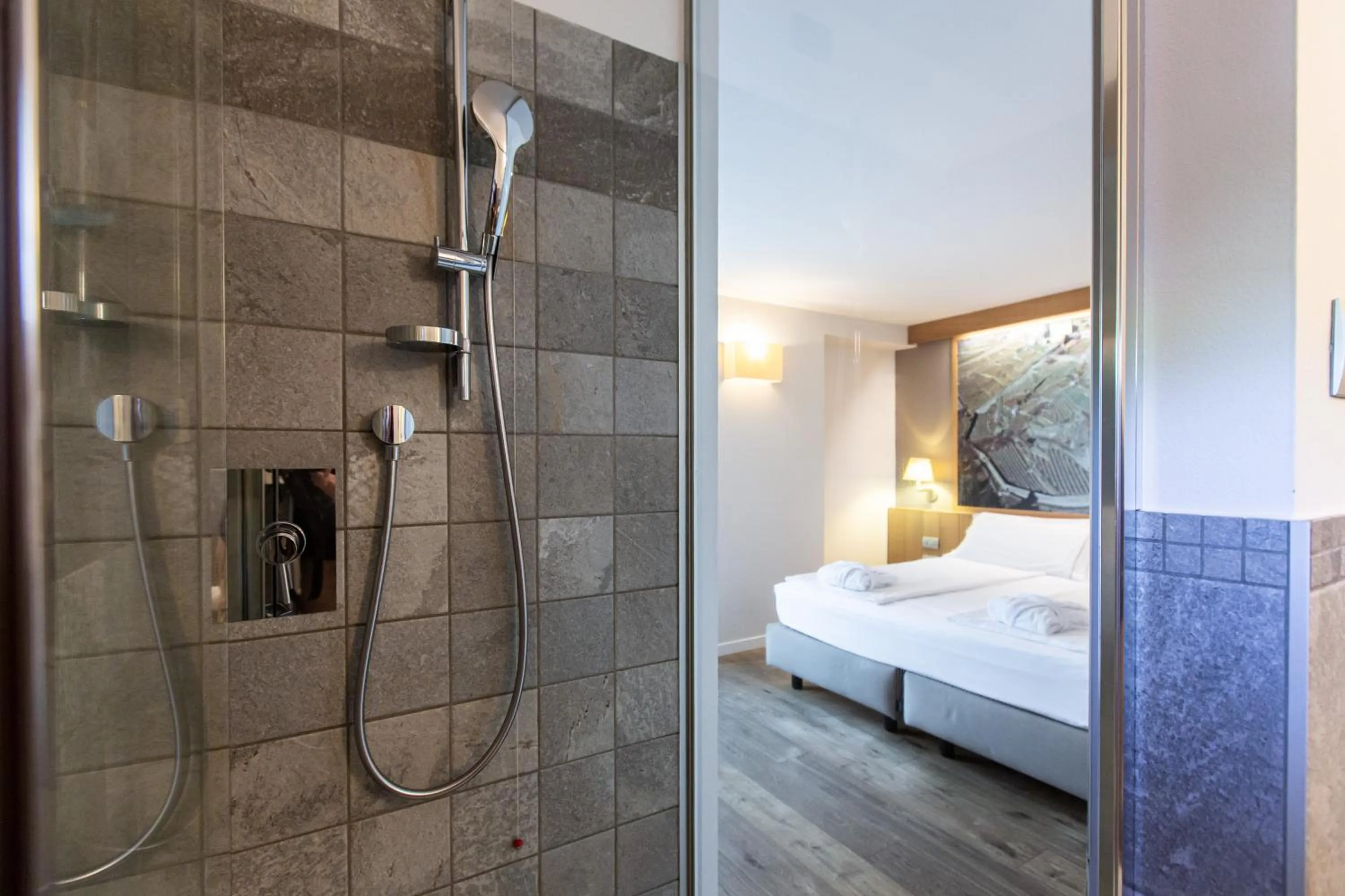 Shower, Bed in Wine Hotel Retici Balzi