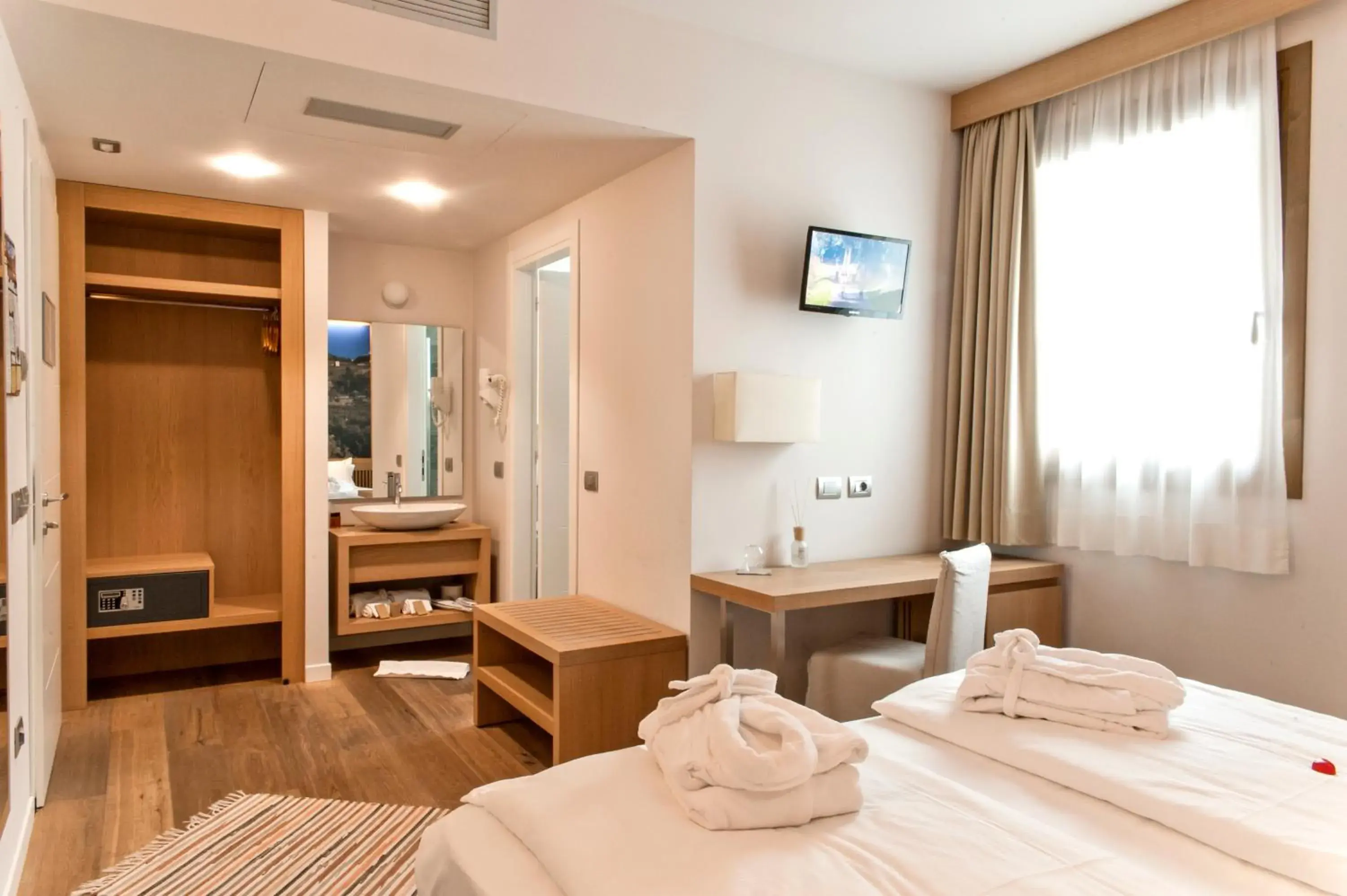 Comfort Double Room in Wine Hotel Retici Balzi Comfort Double Room in Wine Hotel Retici Balzi