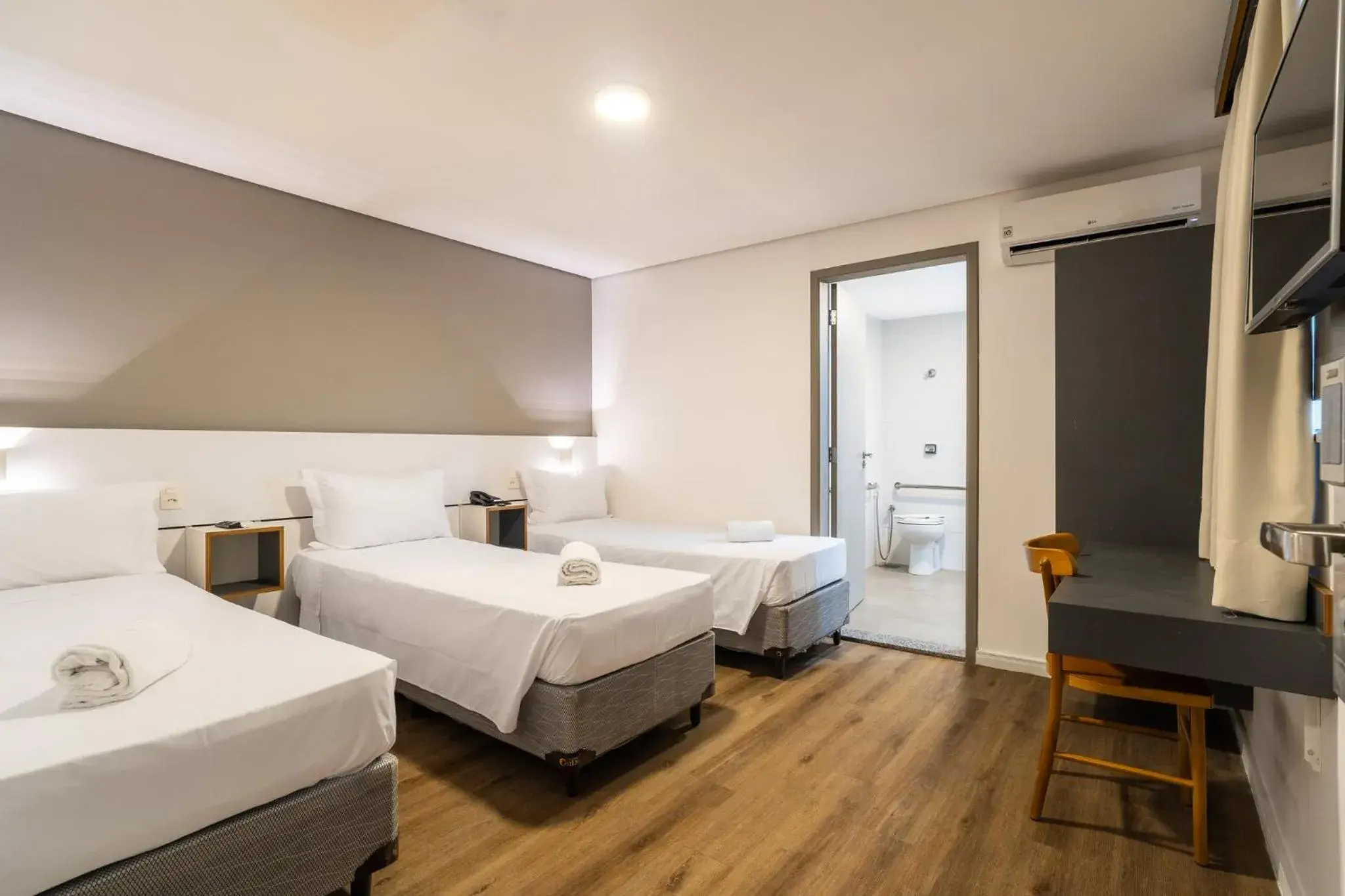 Luxury Triple Room in Uniclass Hotel Lapa Luxury Triple Room in Uniclass Hotel Lapa