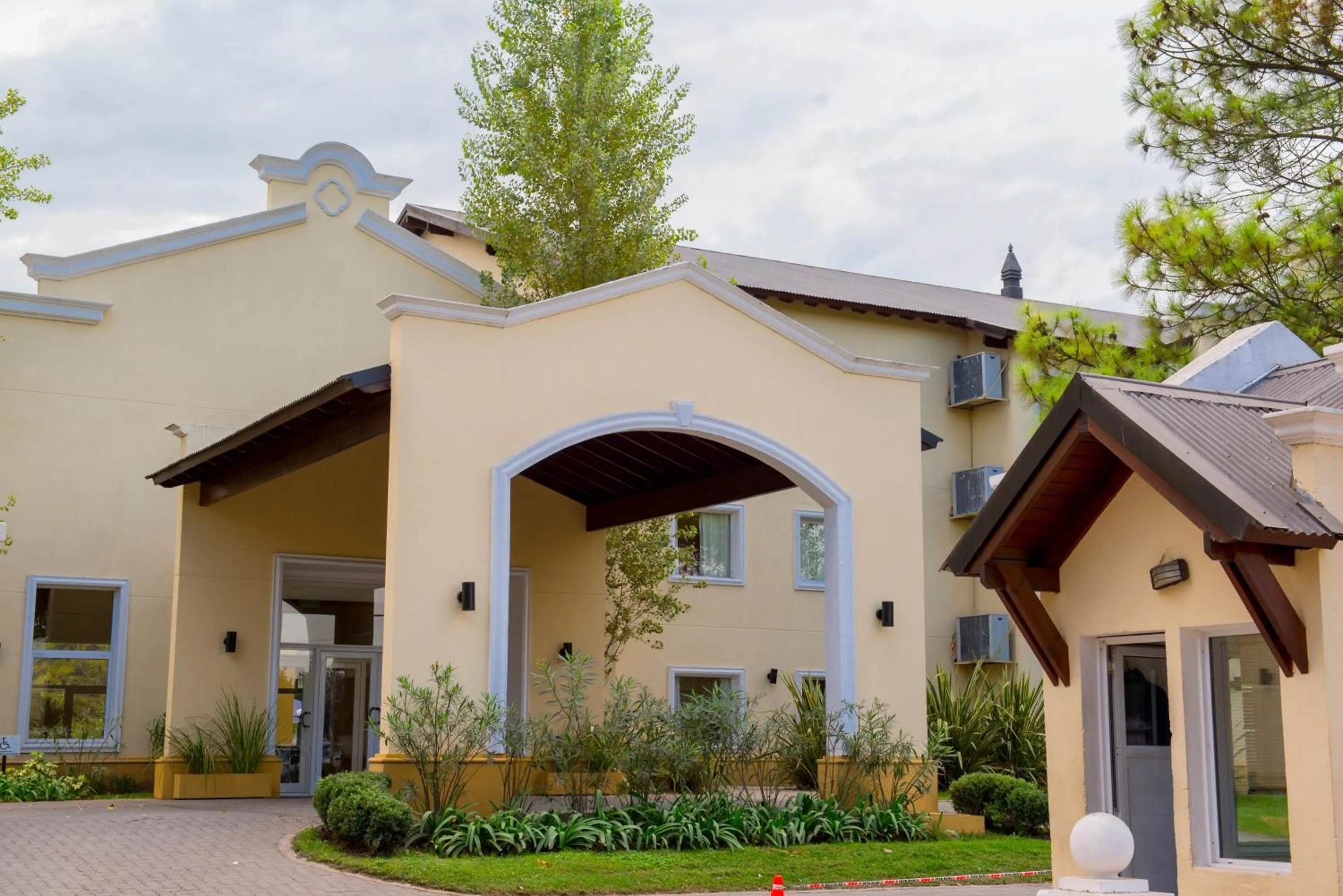 Facade/entrance in Howard Johnson Pilar Resort Spa & Convention Center