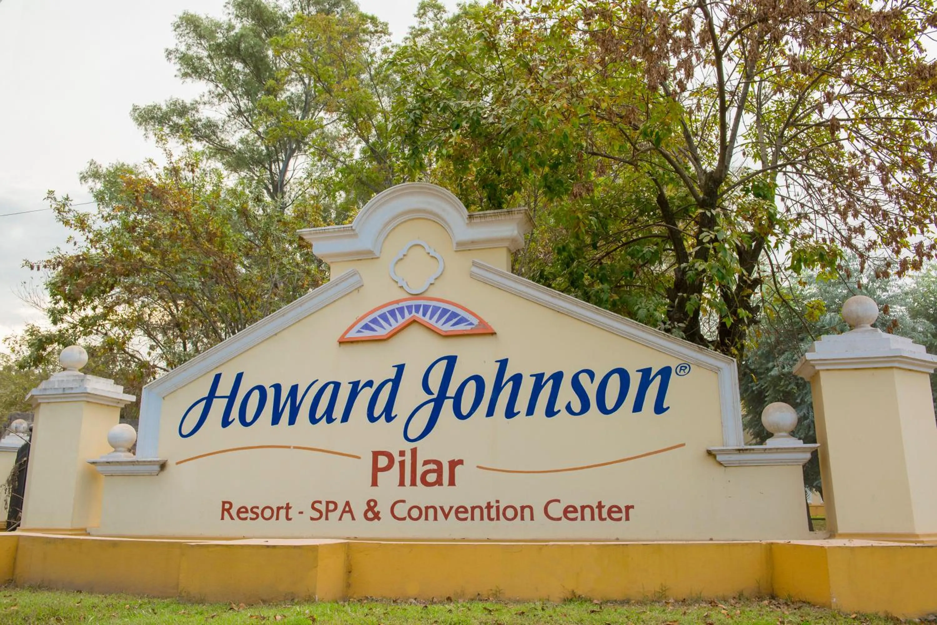 Facade/entrance in Howard Johnson Pilar Resort Spa & Convention Center