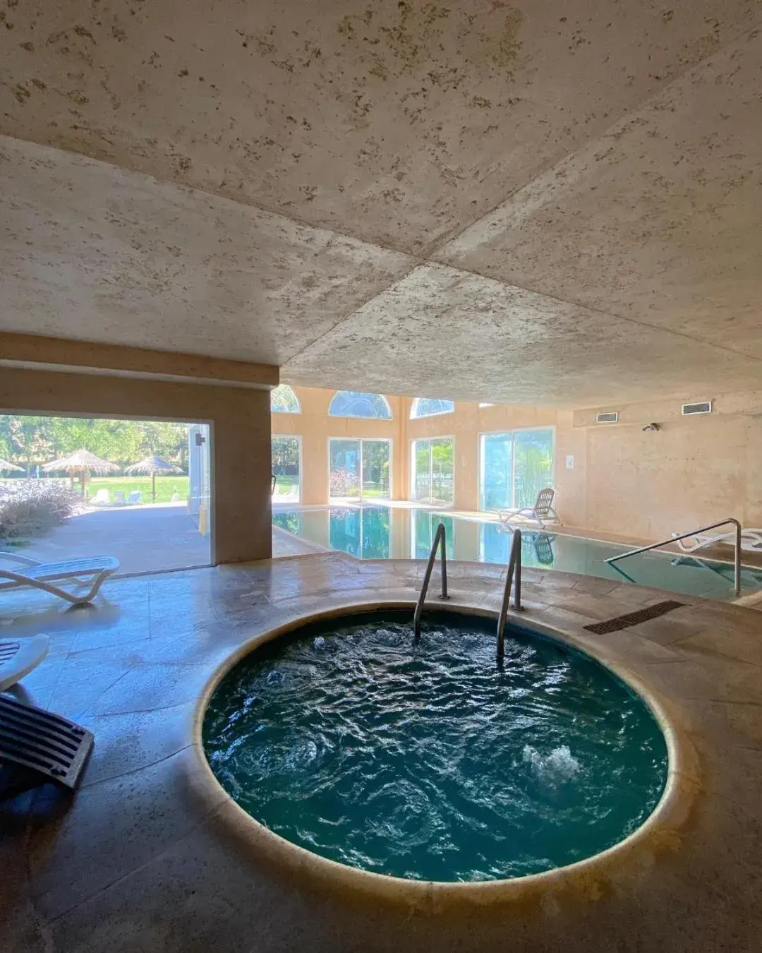 Hot Tub in Howard Johnson Pilar Resort Spa & Convention Center Hot Tub in Howard Johnson Pilar Resort Spa & Convention Center