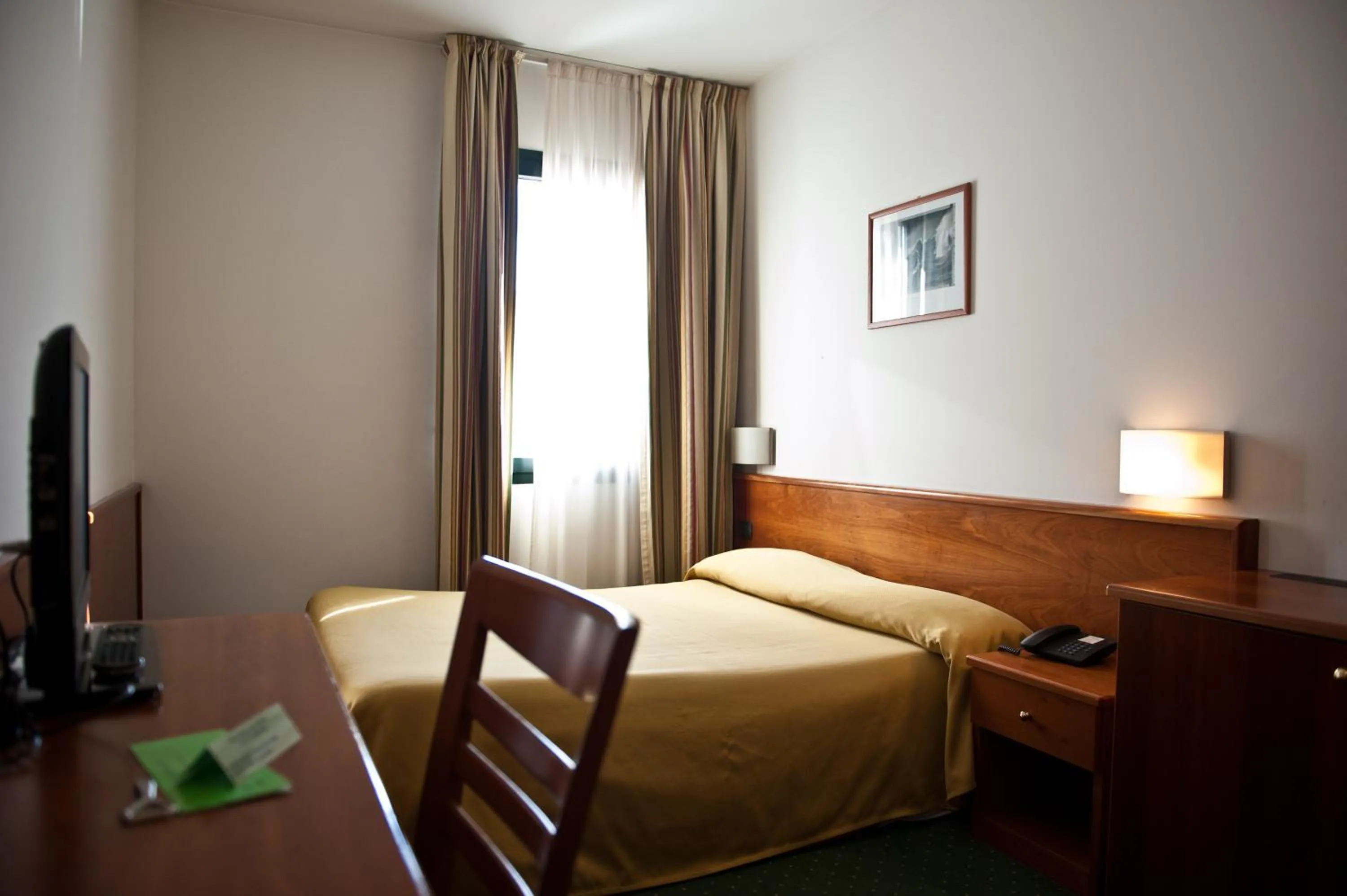 Day, Bed in Hotel Serenella