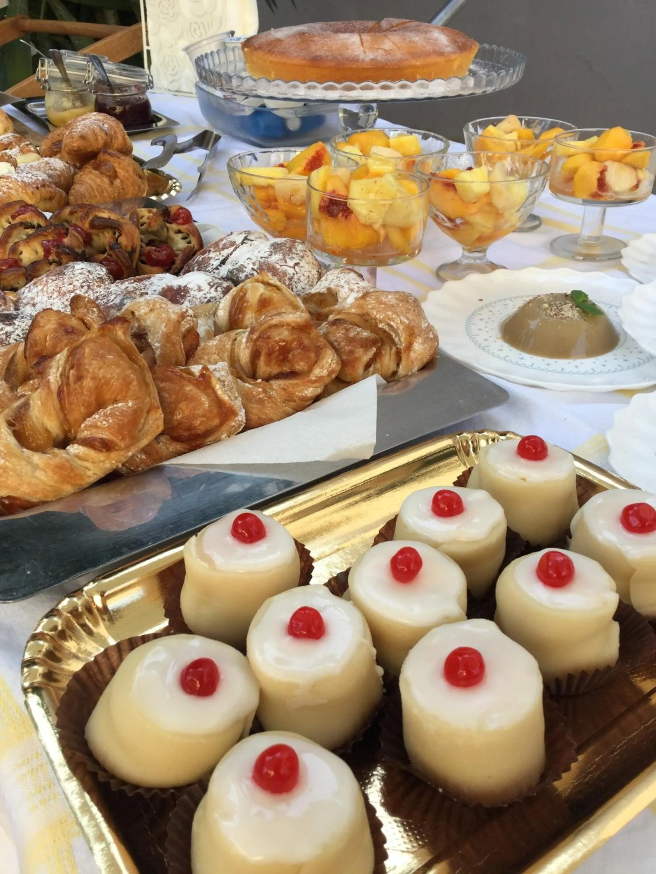 Buffet breakfast in U' Iazzu