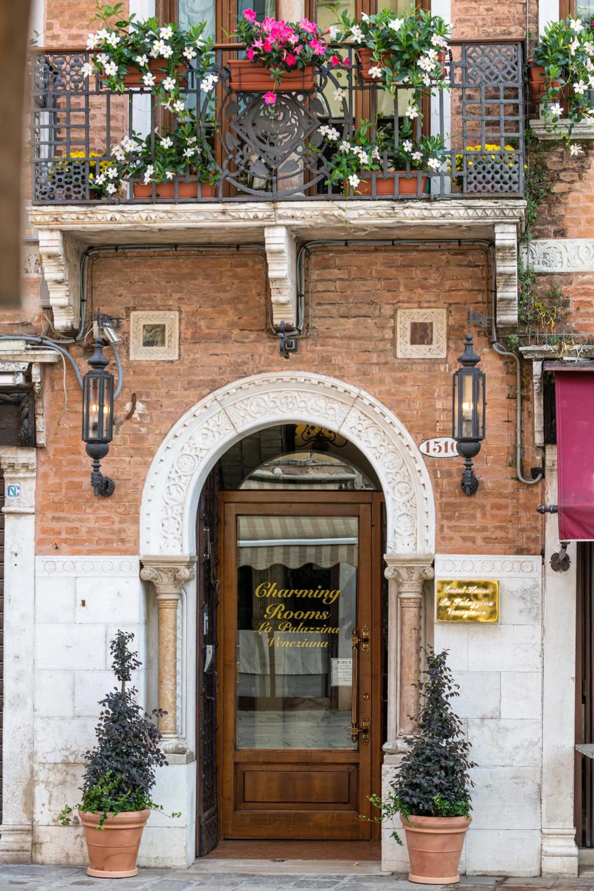Facade/entrance in Palazzina Veneziana