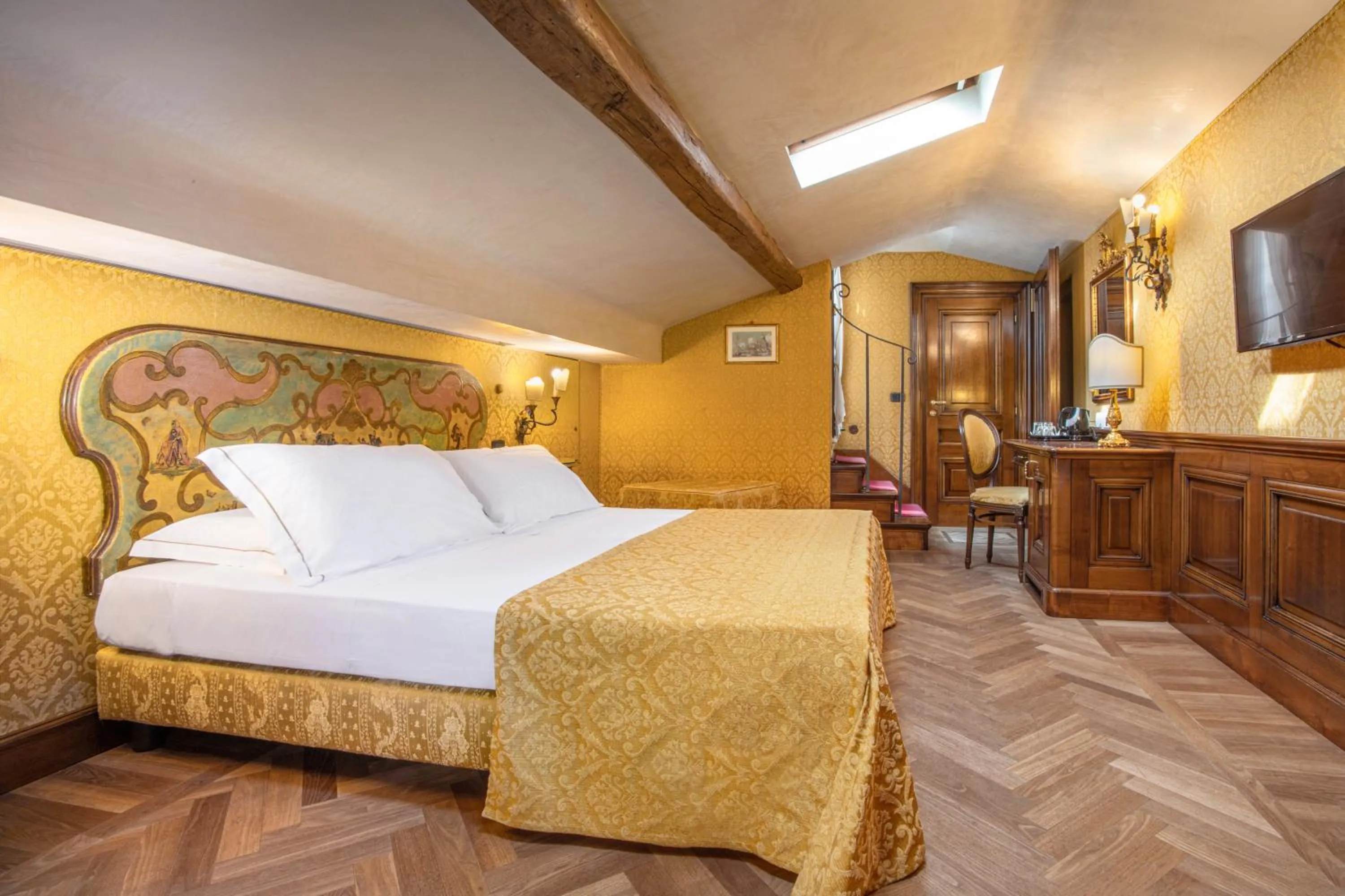 Photo of the whole room, Bed in Palazzina Veneziana