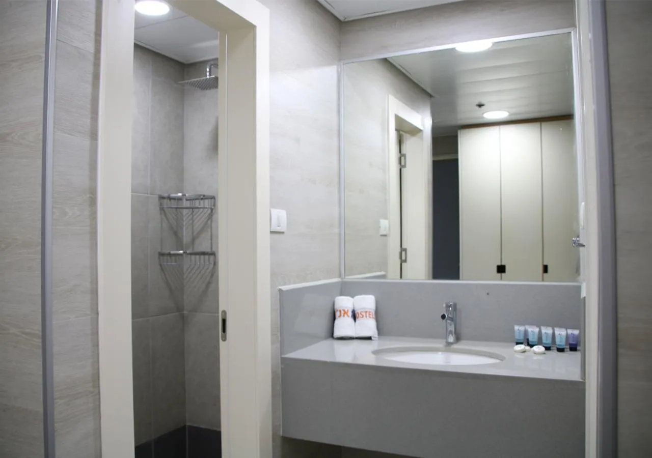 Shower in HI Rabin - Jerusalem Hostel