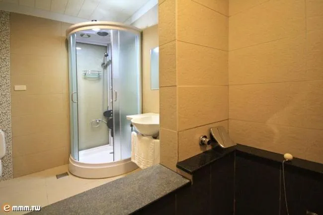 Shower in Niuniu & Meng Ka Homestay