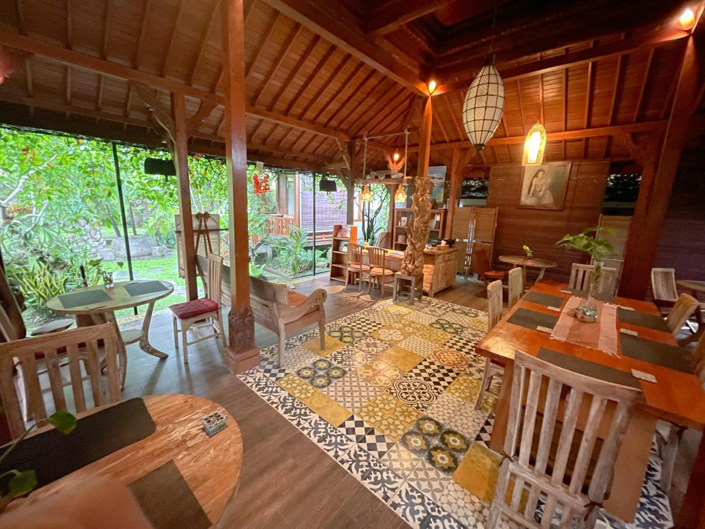 Restaurant/places to eat in Mirah Guest House