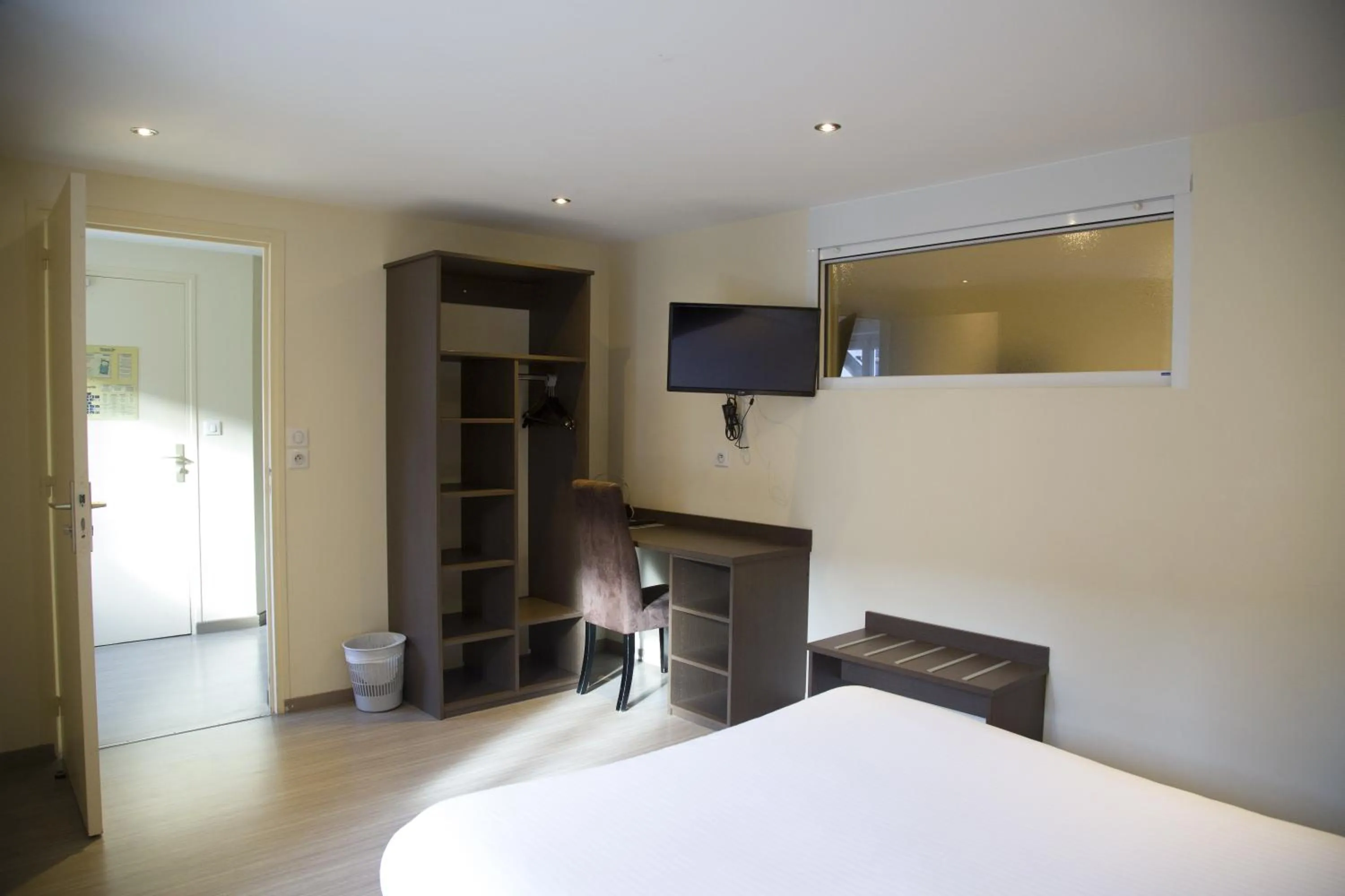 Photo of the whole room, Bed in Auberge de la Baie