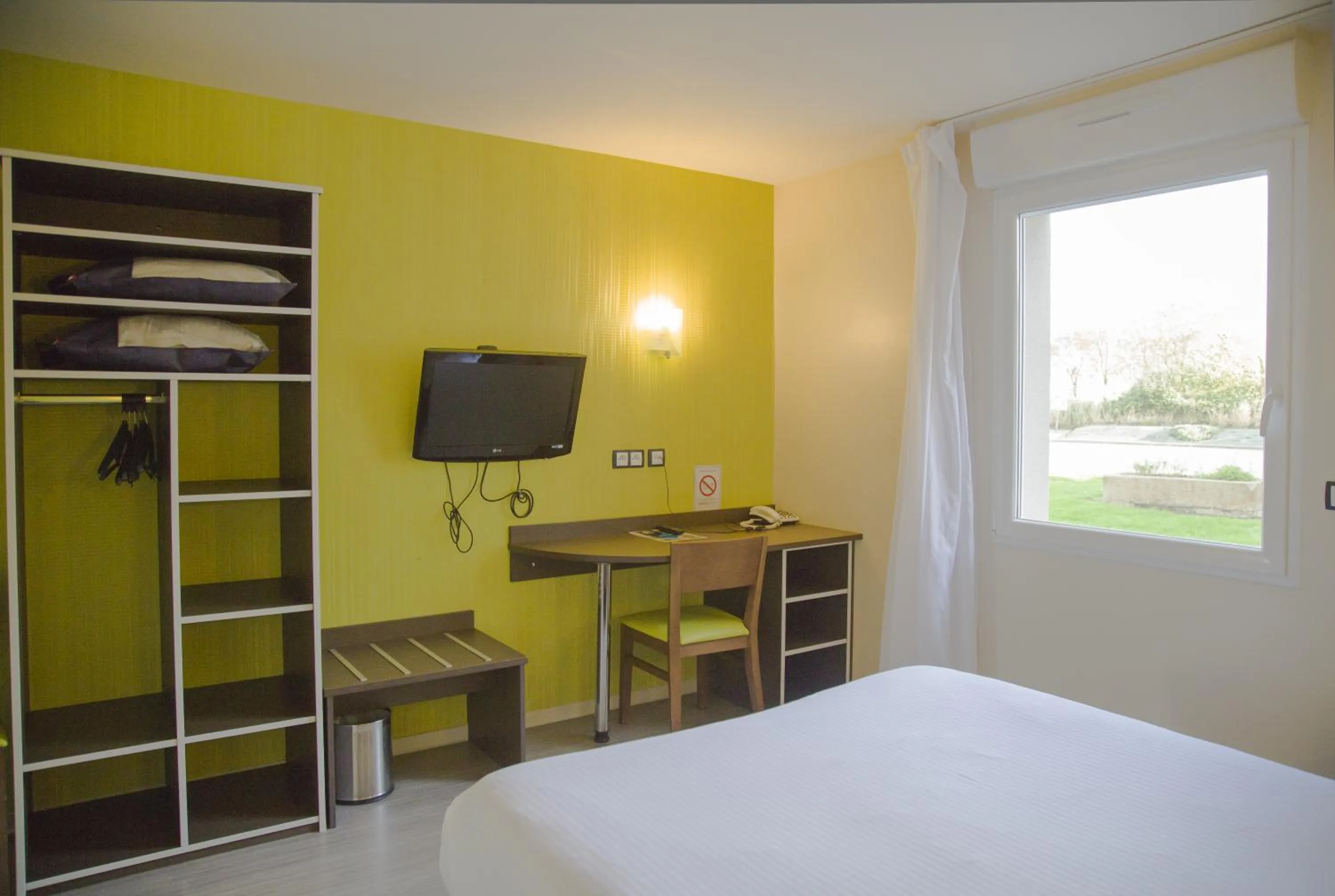 Bed in Auberge de la Baie