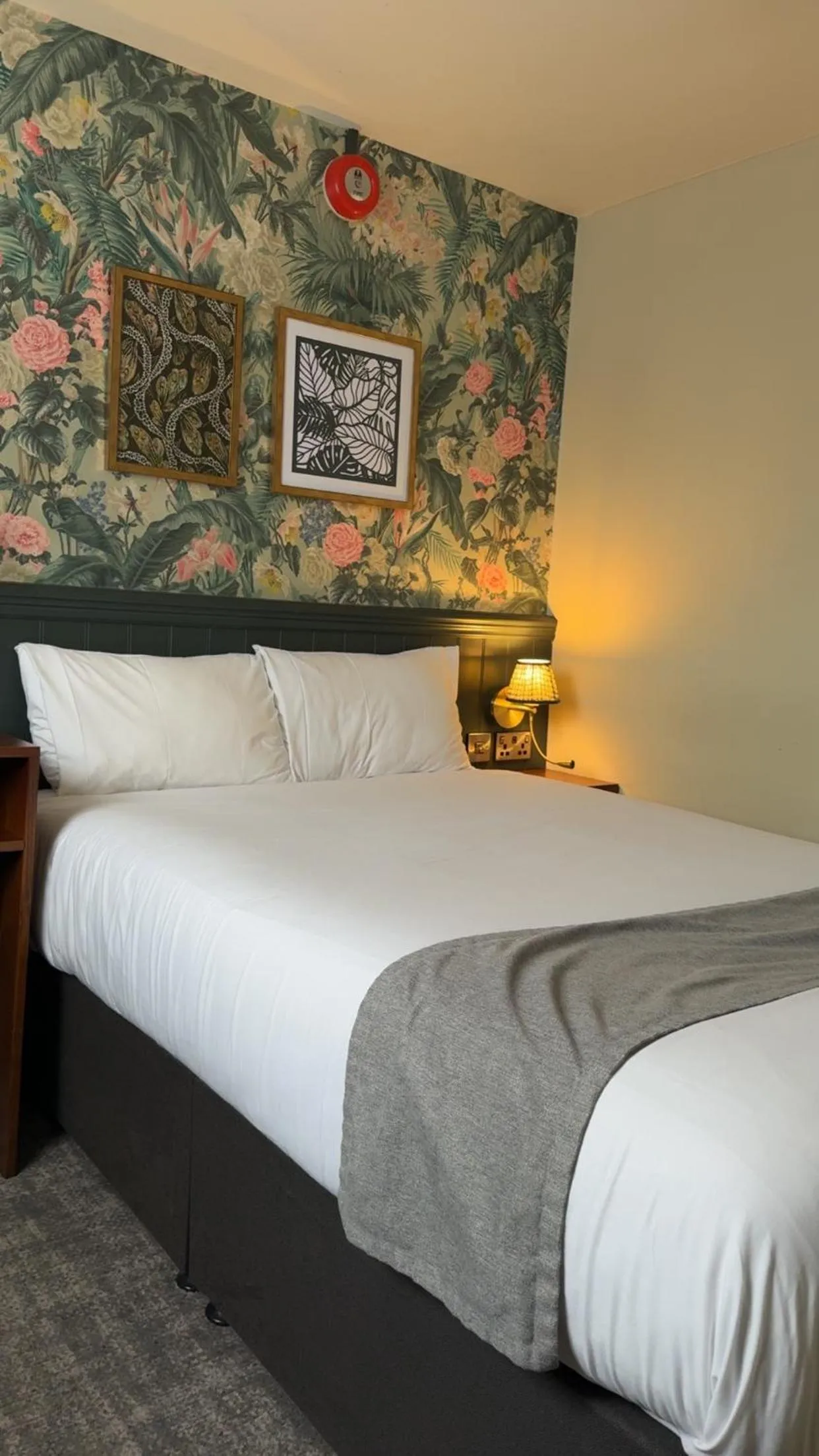 Bedroom, Bed in Narborough Arms