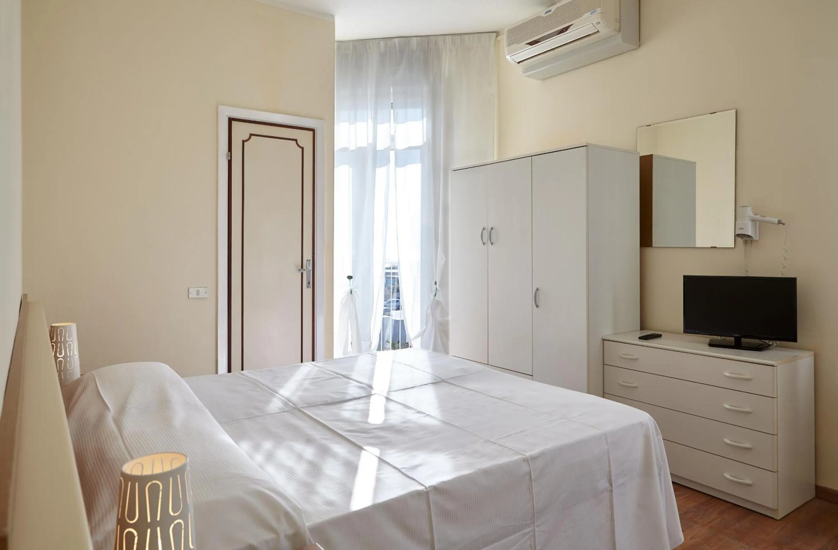 Photo of the whole room, Bed in Hotel Mirage