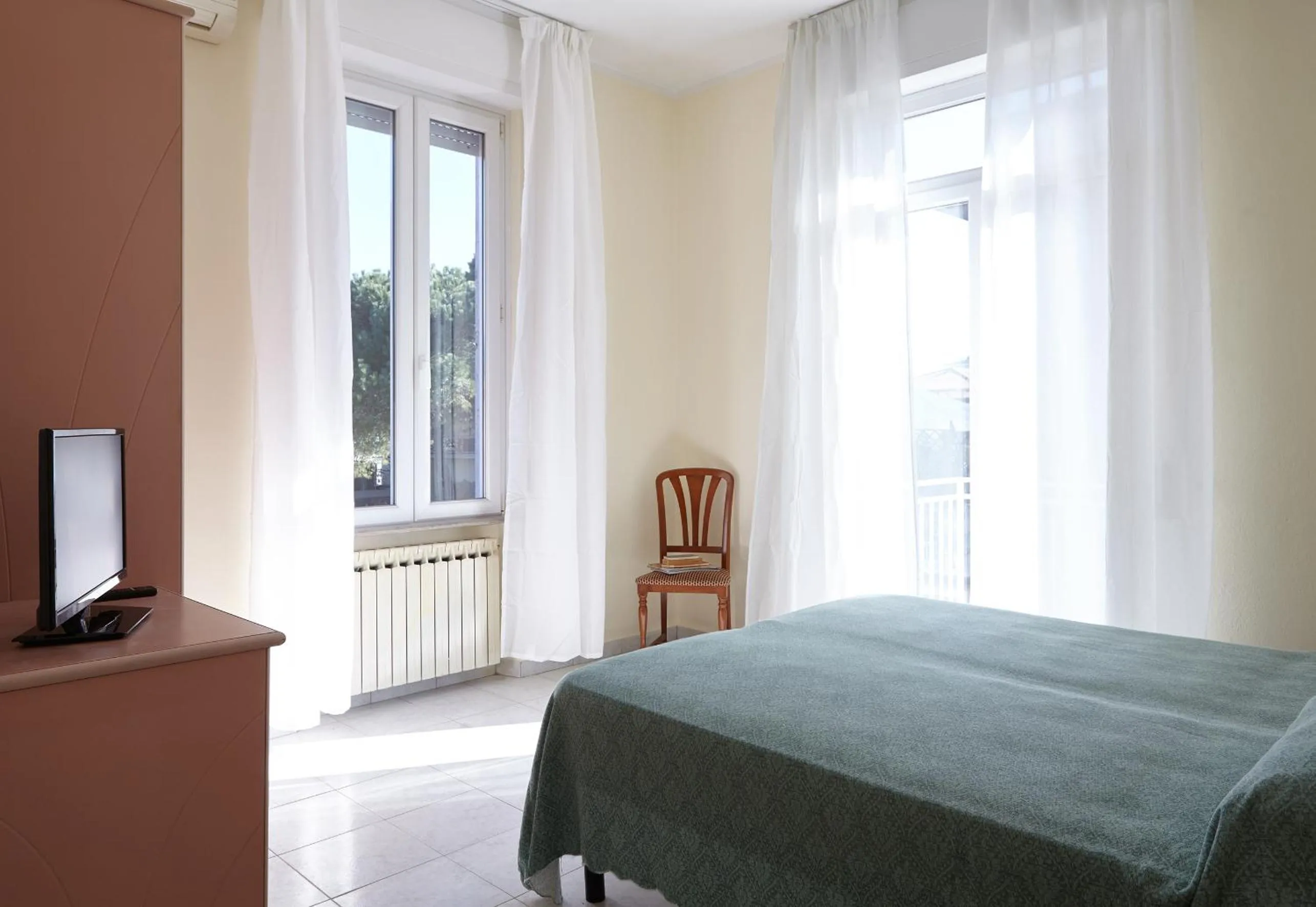 Photo of the whole room, Bed in Hotel Mirage