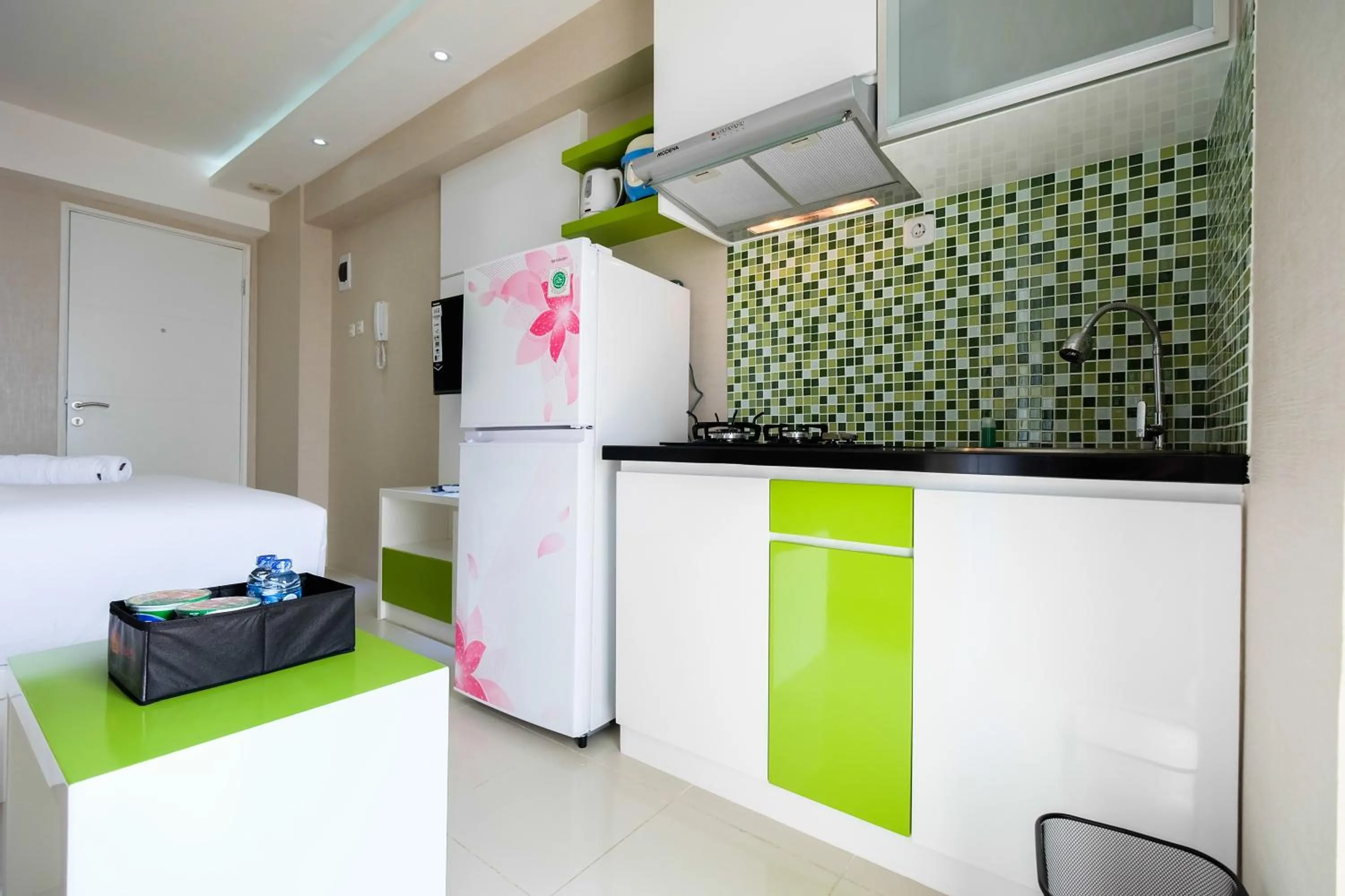 Kitchen or kitchenette in Modern Studio Bassura City Apartment By Travelio