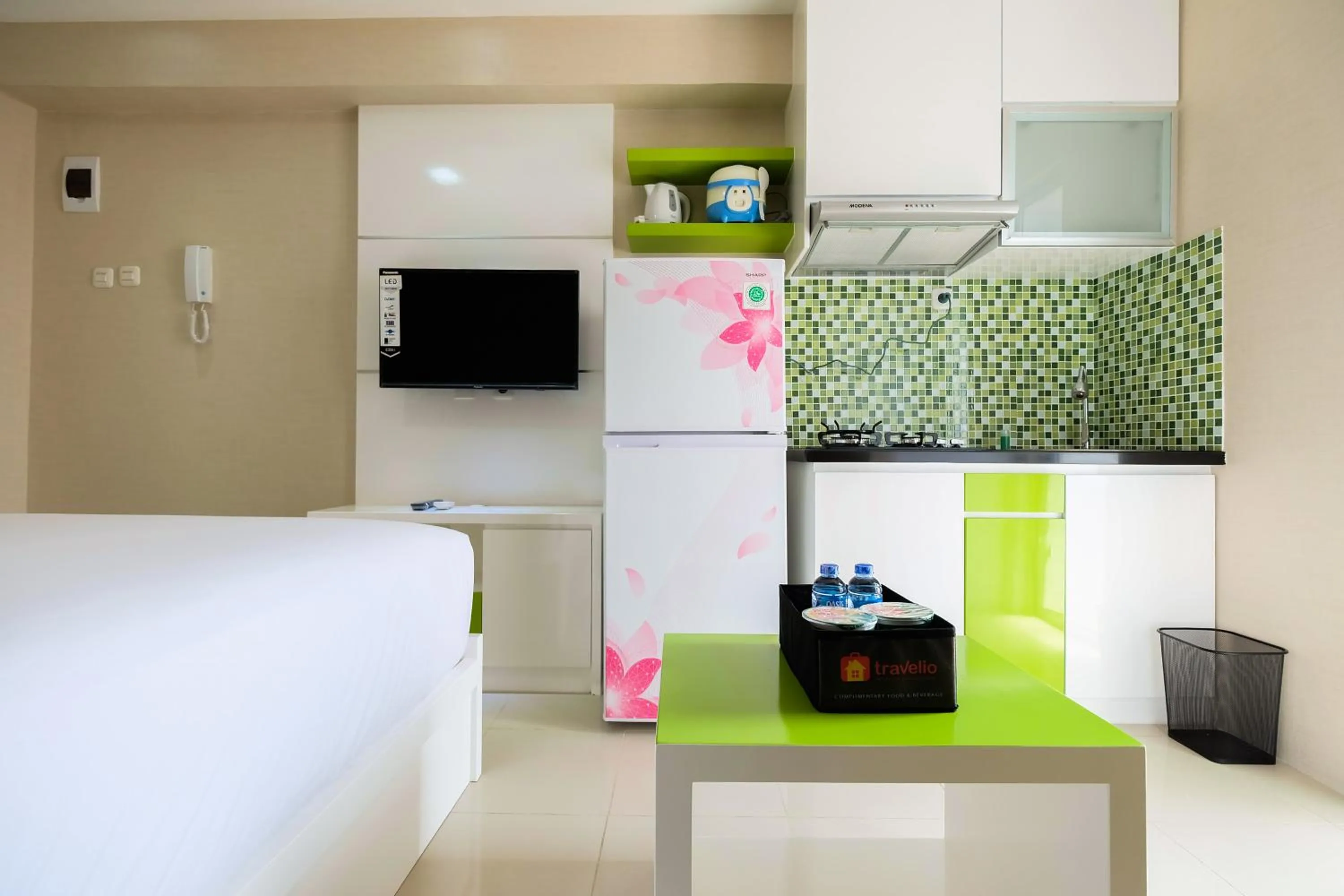 TV and multimedia, Bed in Modern Studio Bassura City Apartment By Travelio