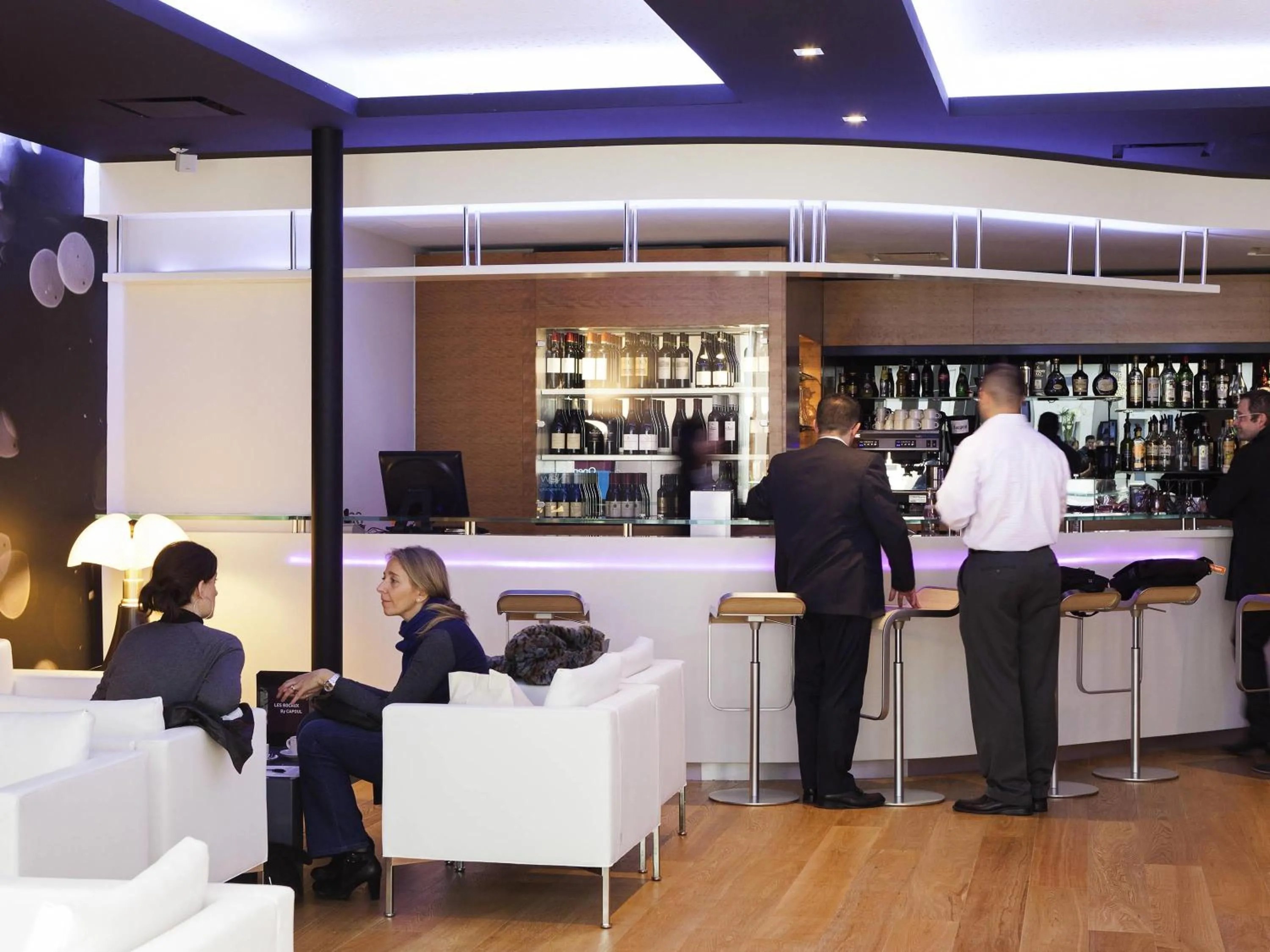 Lounge or bar in Novotel Toulouse Centre Wilson