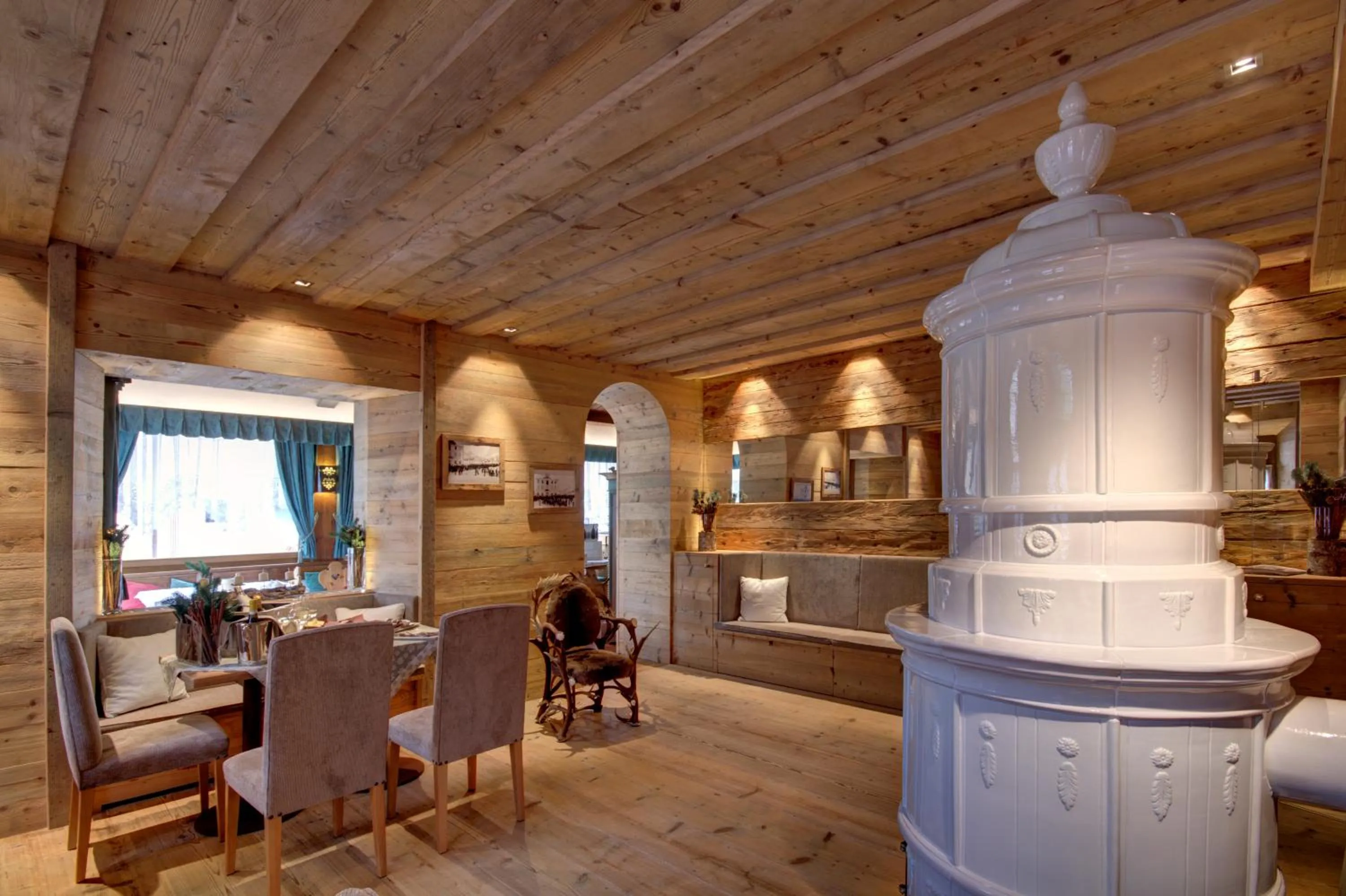 Communal lounge/ TV room in Hotel Villa Alpina ***S