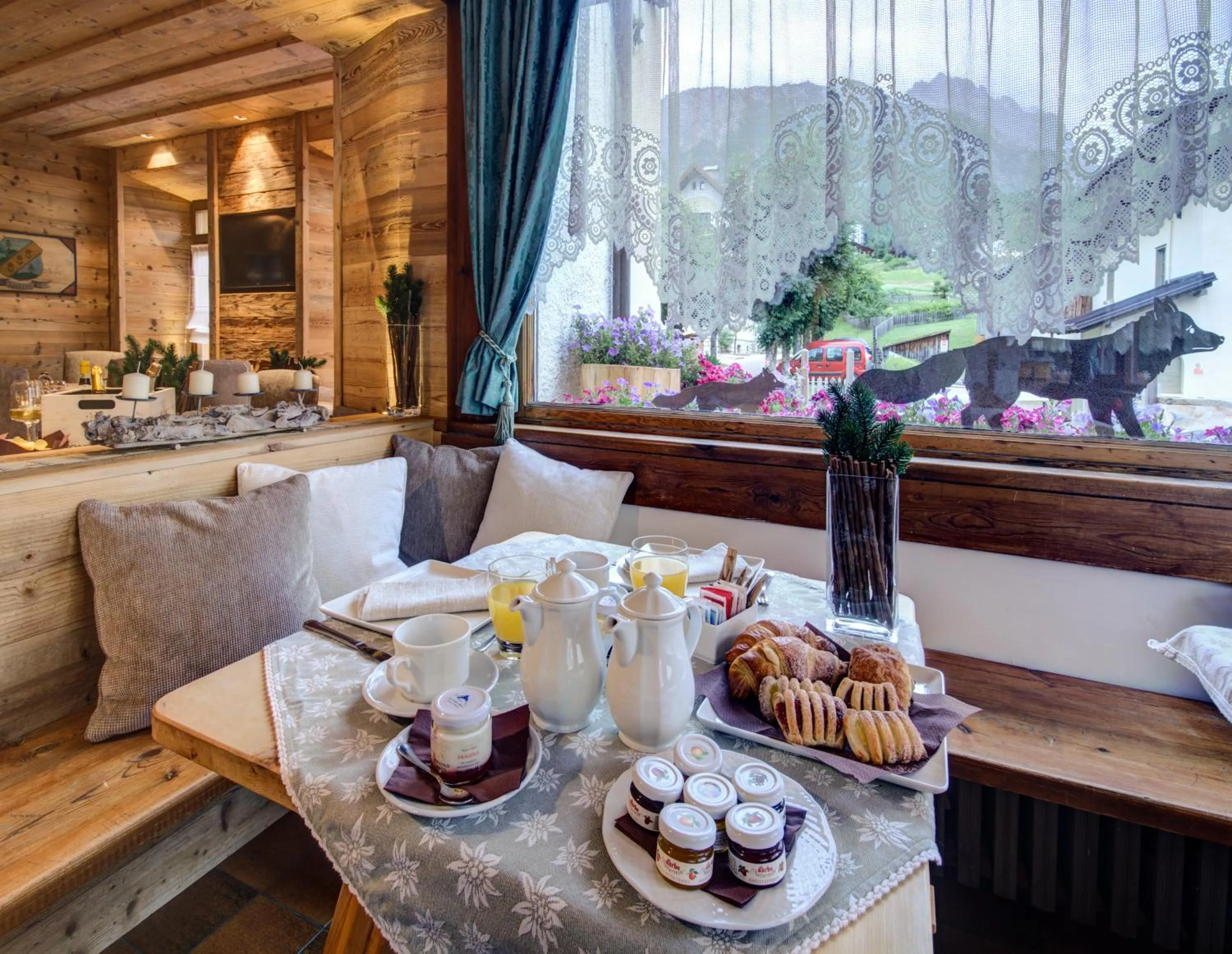 Lounge or bar in Hotel Villa Alpina ***S